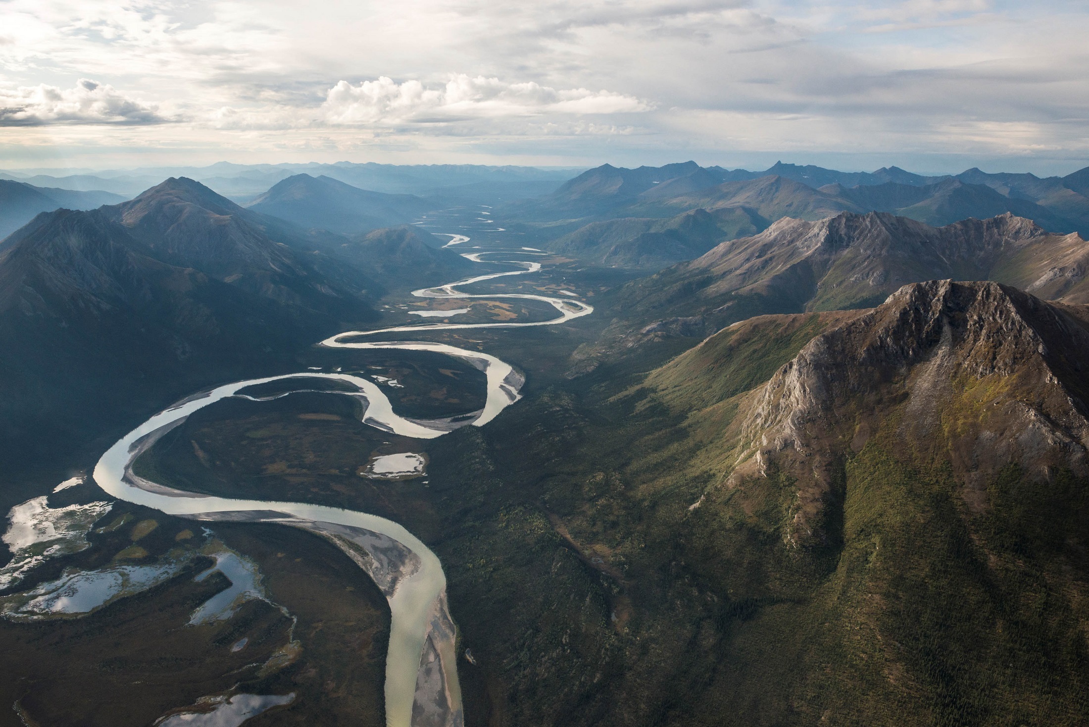 Free photo Winding river in the mountains as seen from above