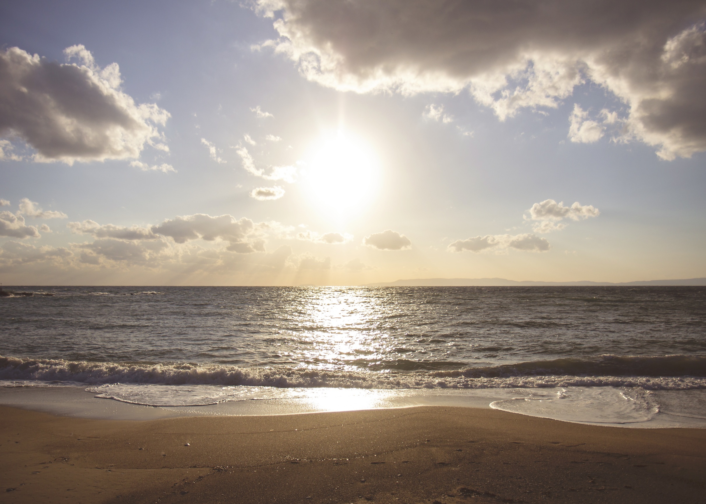 Free photo A sandy seashore in sunny weather