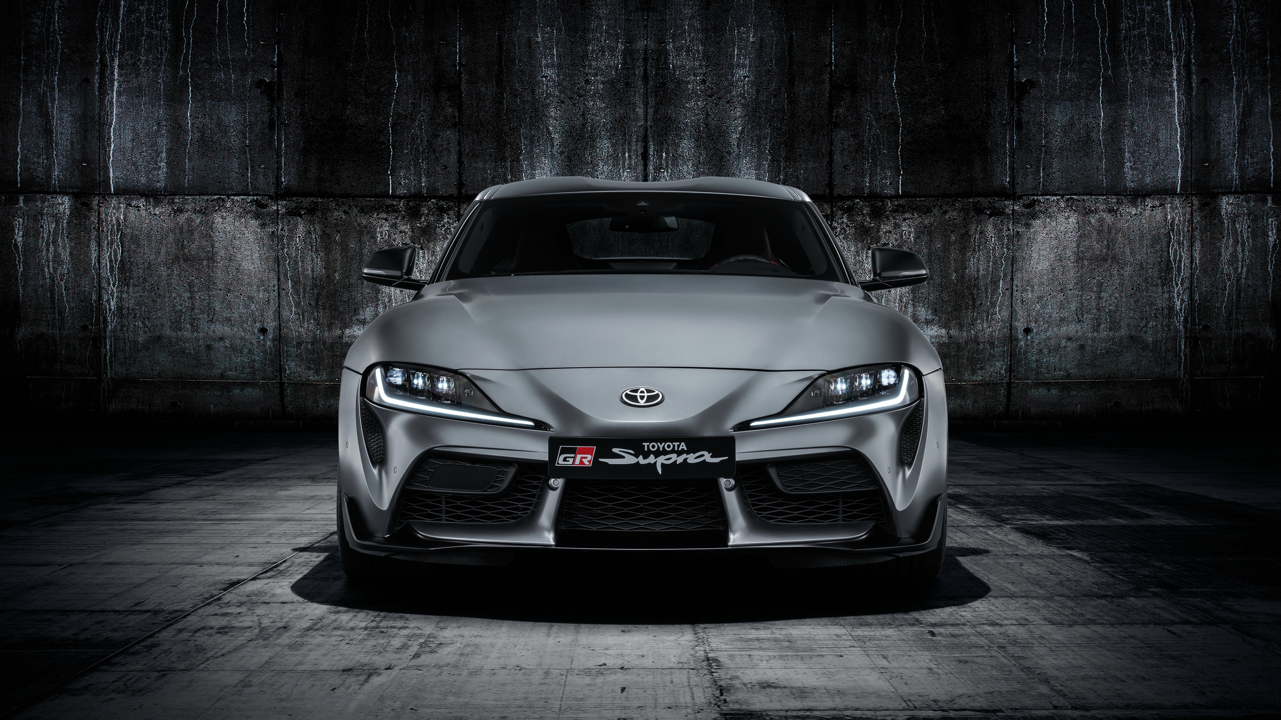 Бесплатное фото Toyota gr supra a90 на мрачном фоне