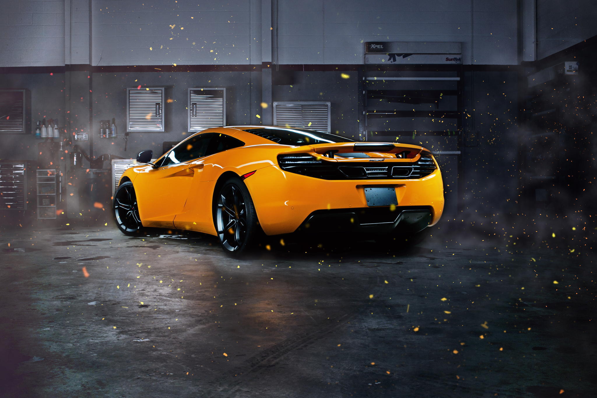 Free photo Yellow McLaren 12C rear view.