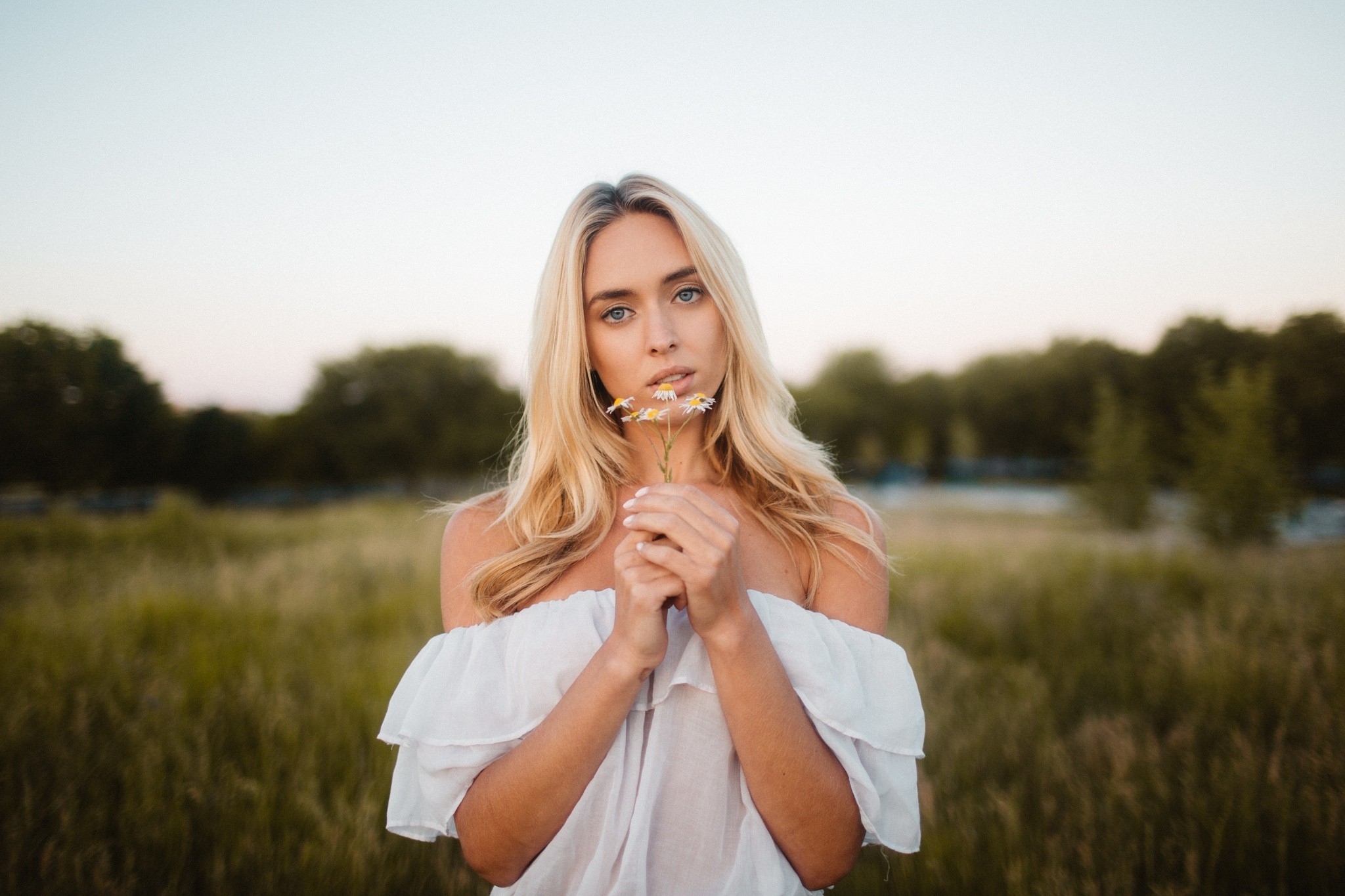 Free photo Blonde girl with bare shoulders walking in nature