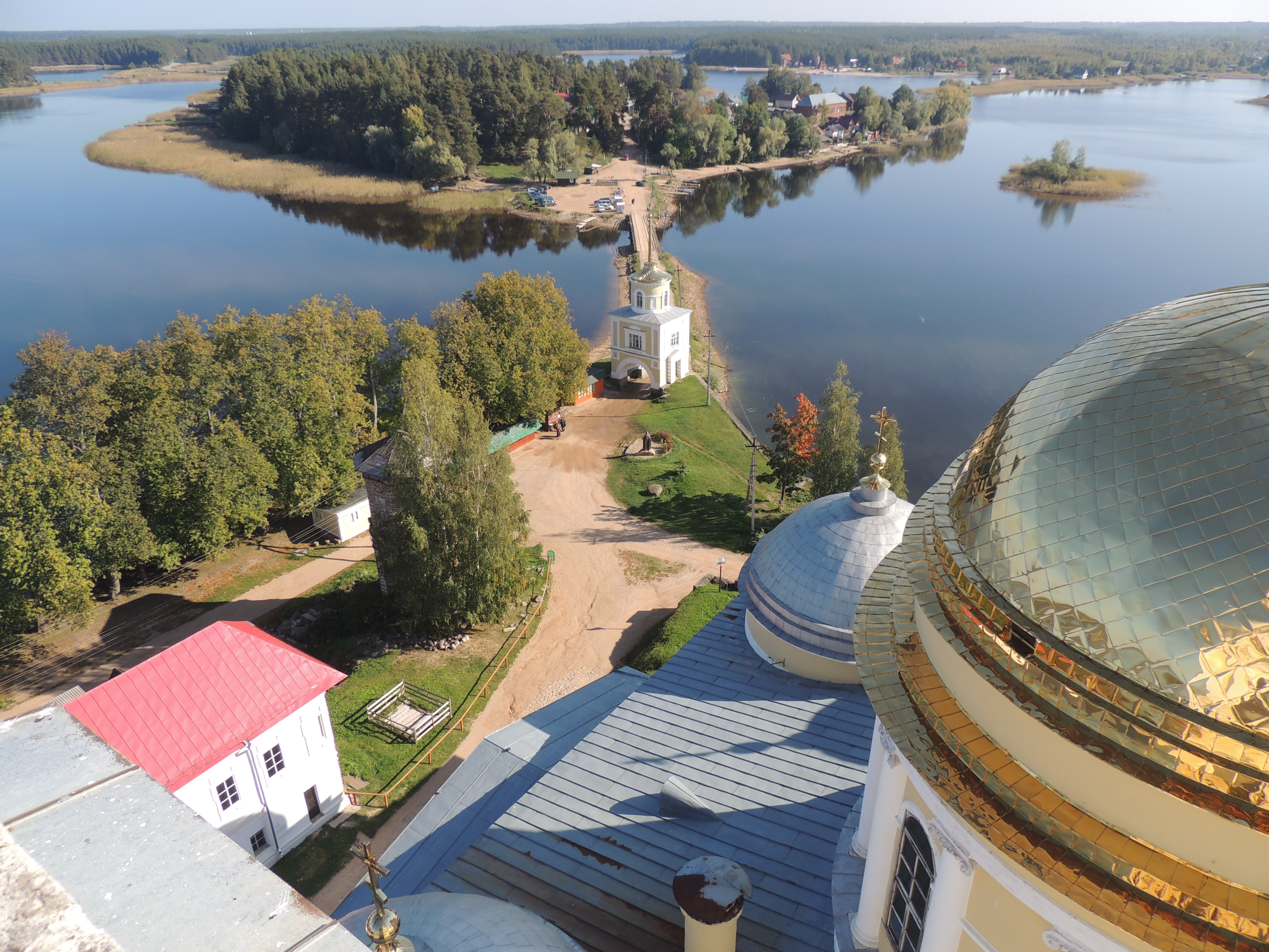 Free photo View of the water from the Temple grounds with golden domes