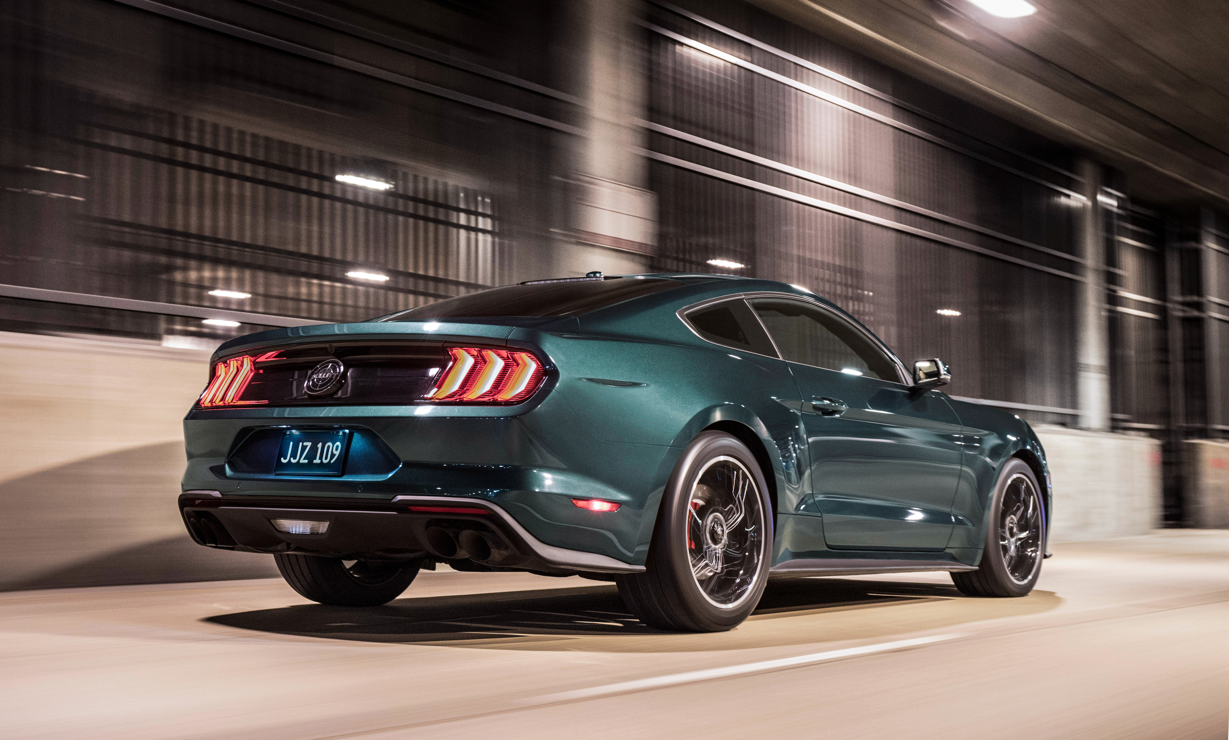 Обои Ford Mustang Bullitt вид сзади в движении на рабочий стол