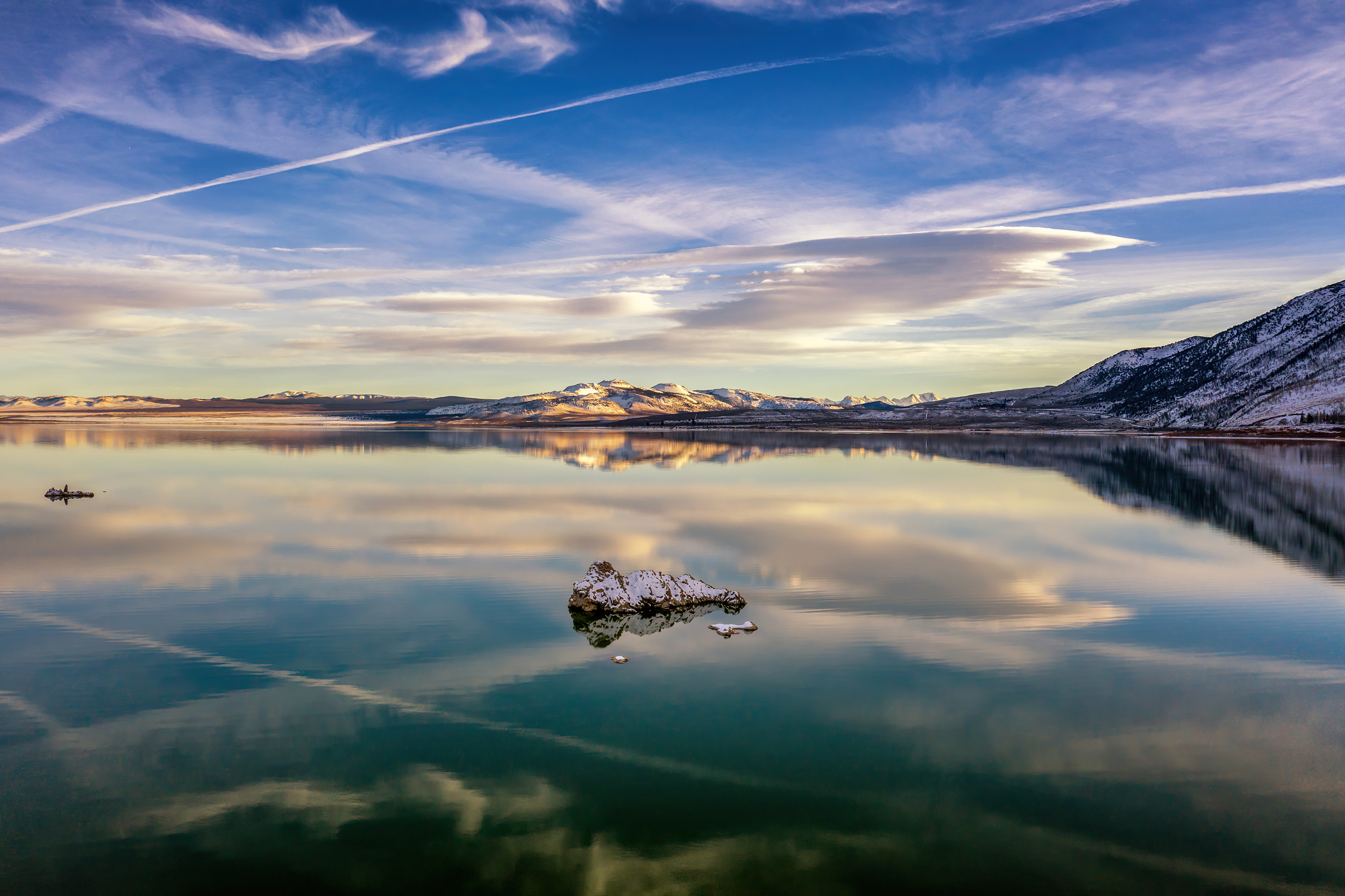 Free photo The lake on a frosty afternoon