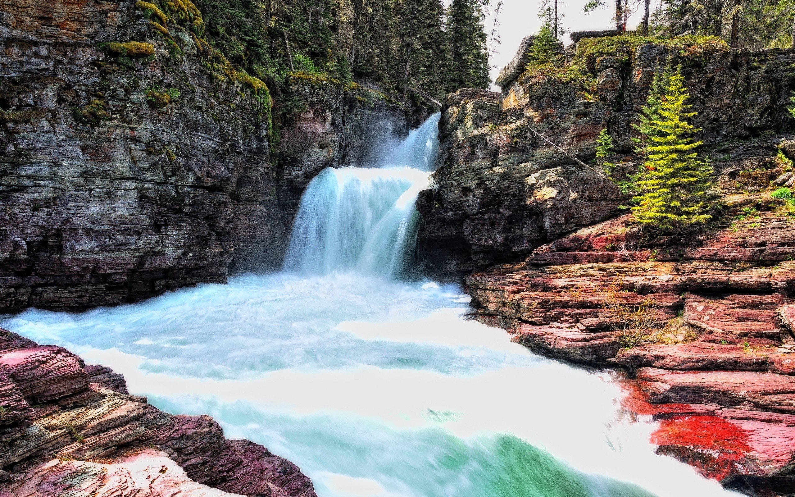 Free photo A two-story waterfall among the rocks