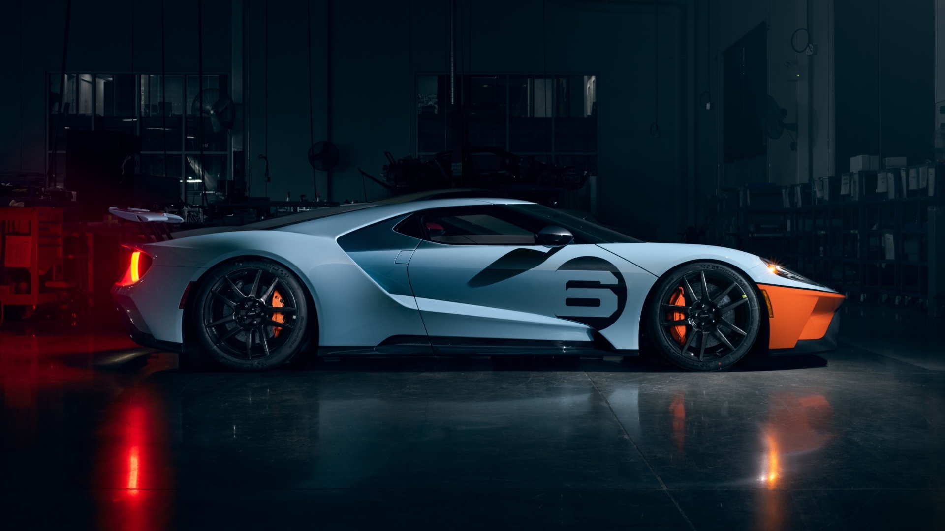 Free photo A Ford GT in a dark garage