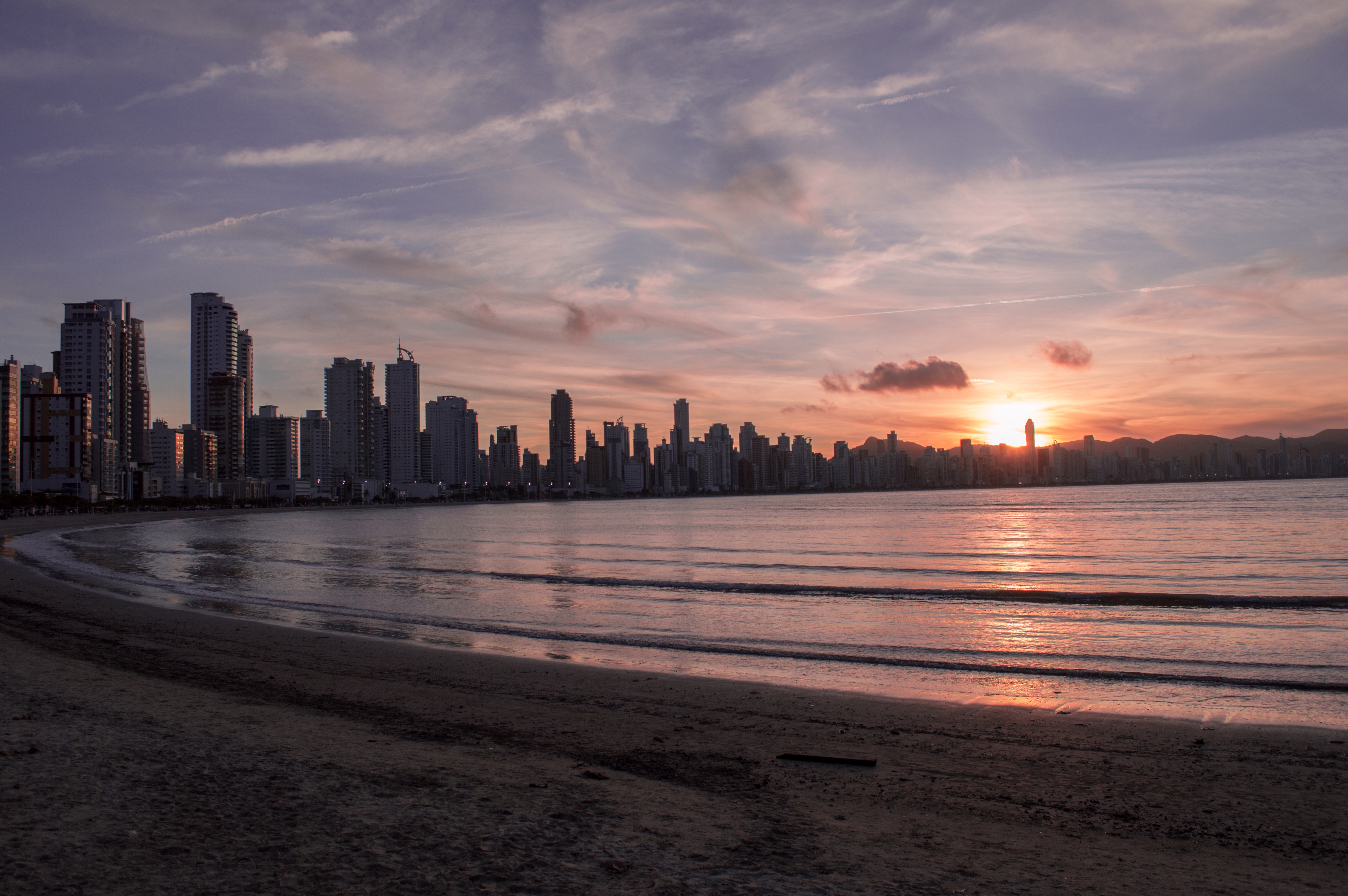 Free photo Urban seashore with beach and skyscrapers