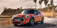 Мини Купер 2018 года оранжевого цвета