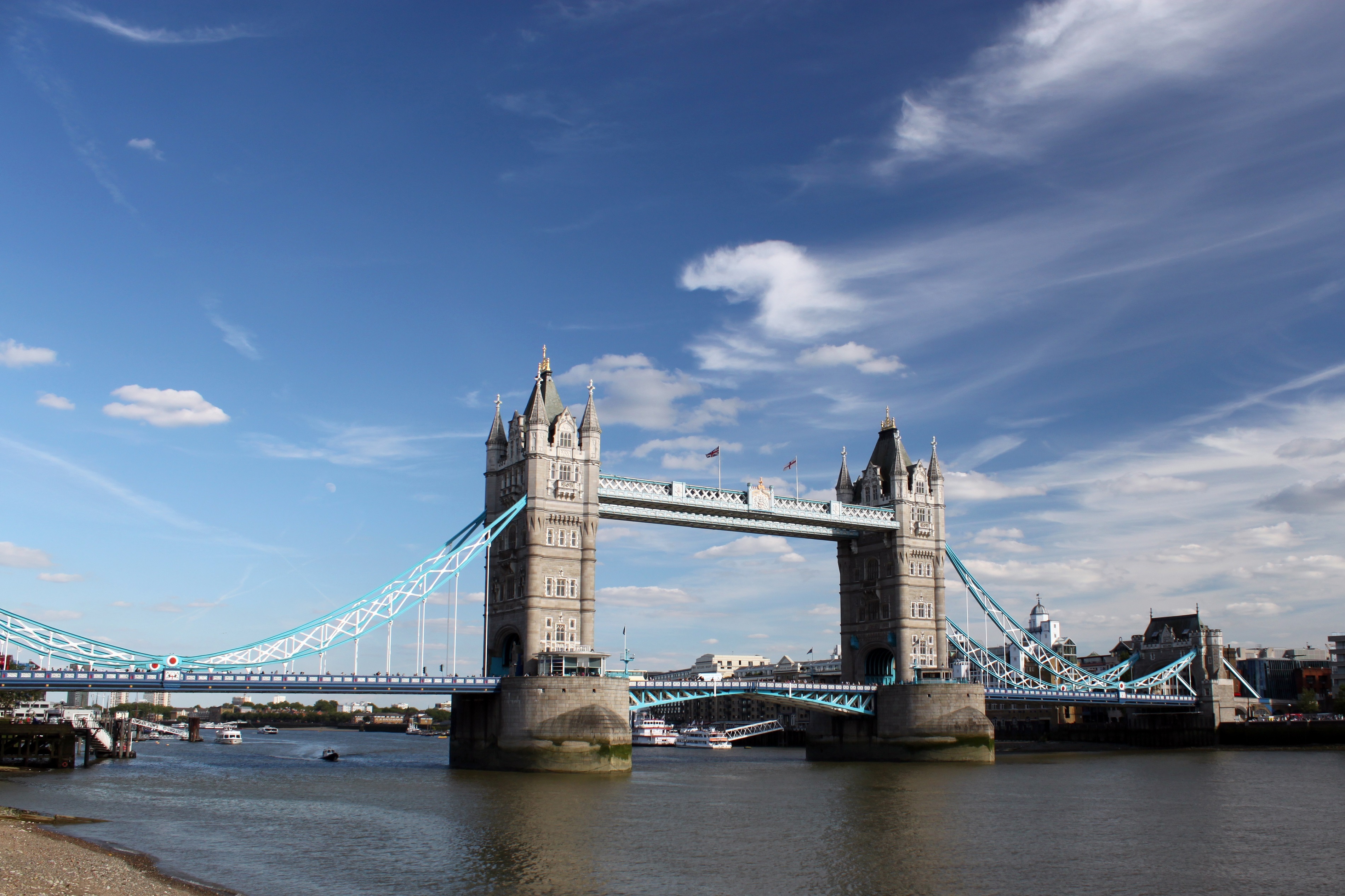 Free photo An ancient bridge over the river in London