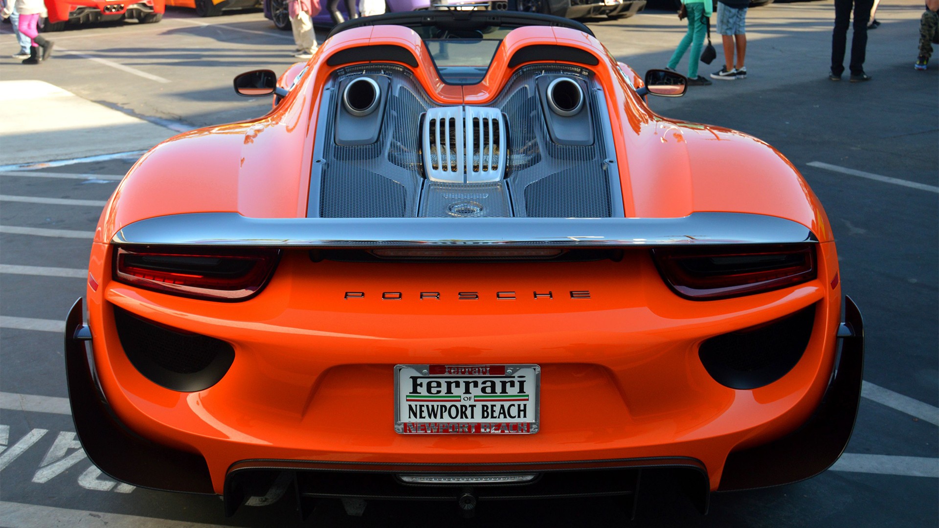 Бесплатное фото Porsche 918 Spyder оранжевого цвета