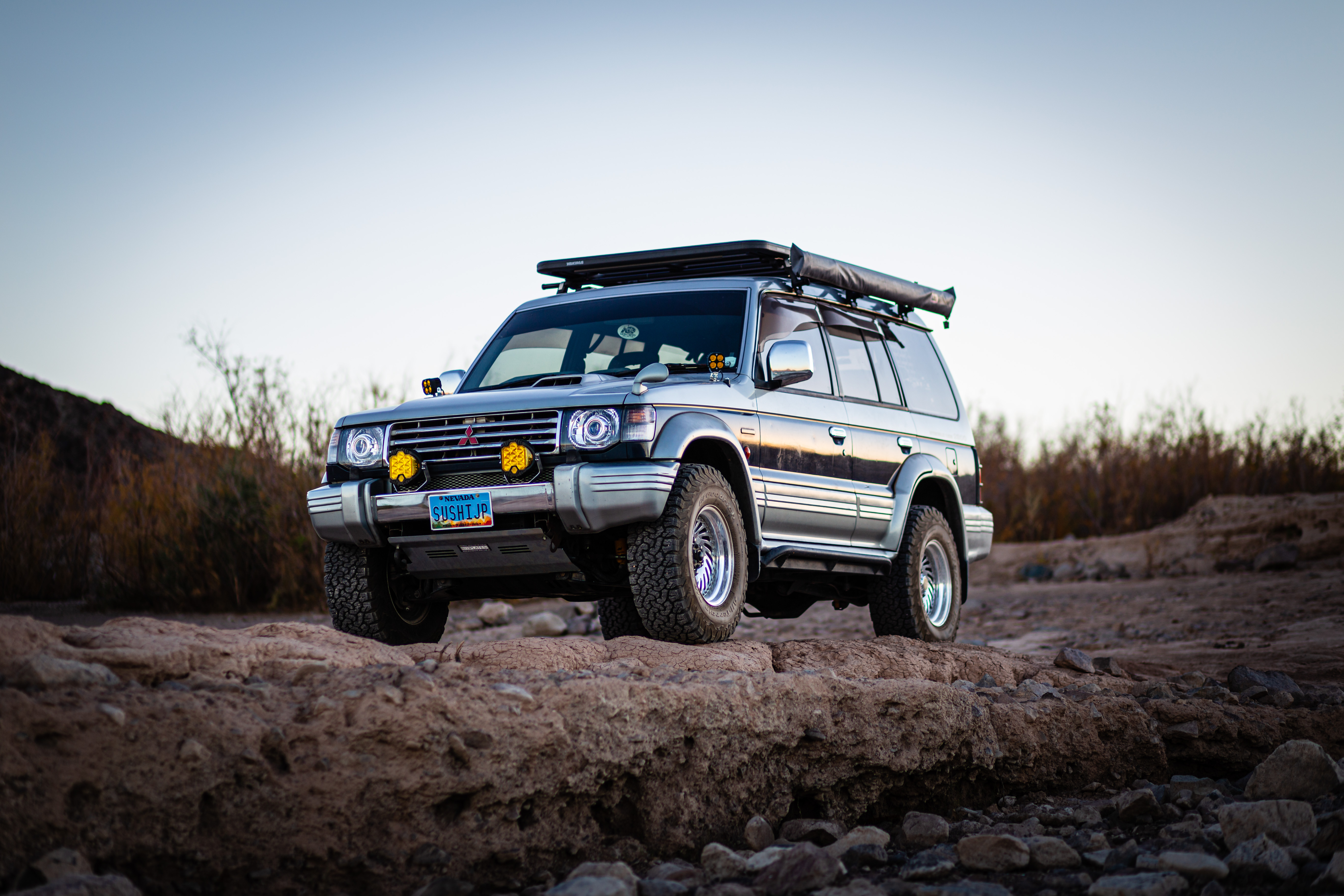 Free photo Mitsubishi pajero in rocky terrain