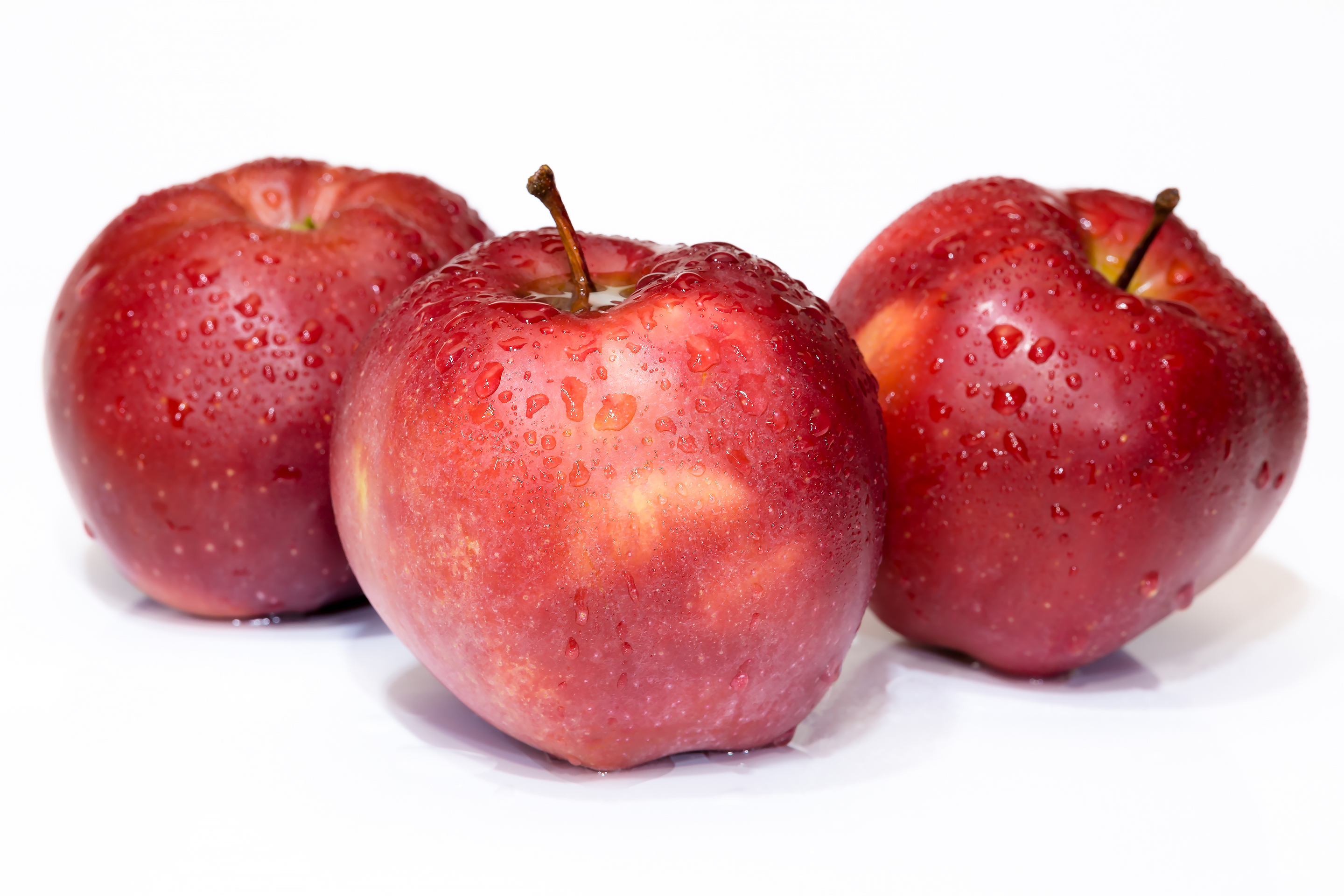 Free photo Three red apples on a white background