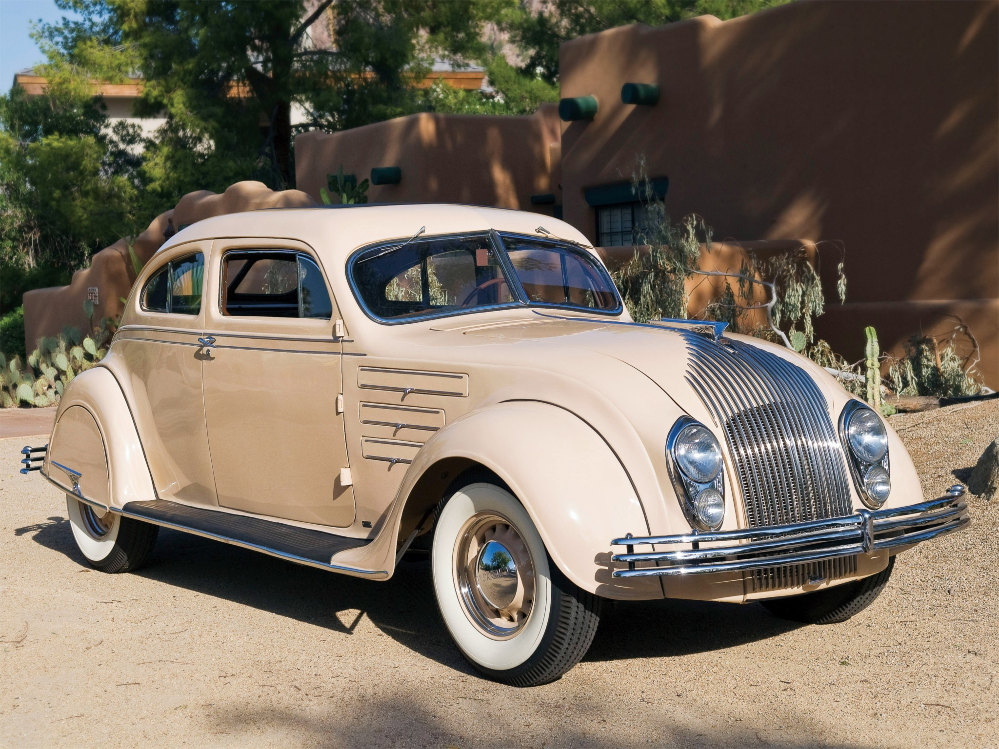 Free photo Vintage retro car in a coupe body