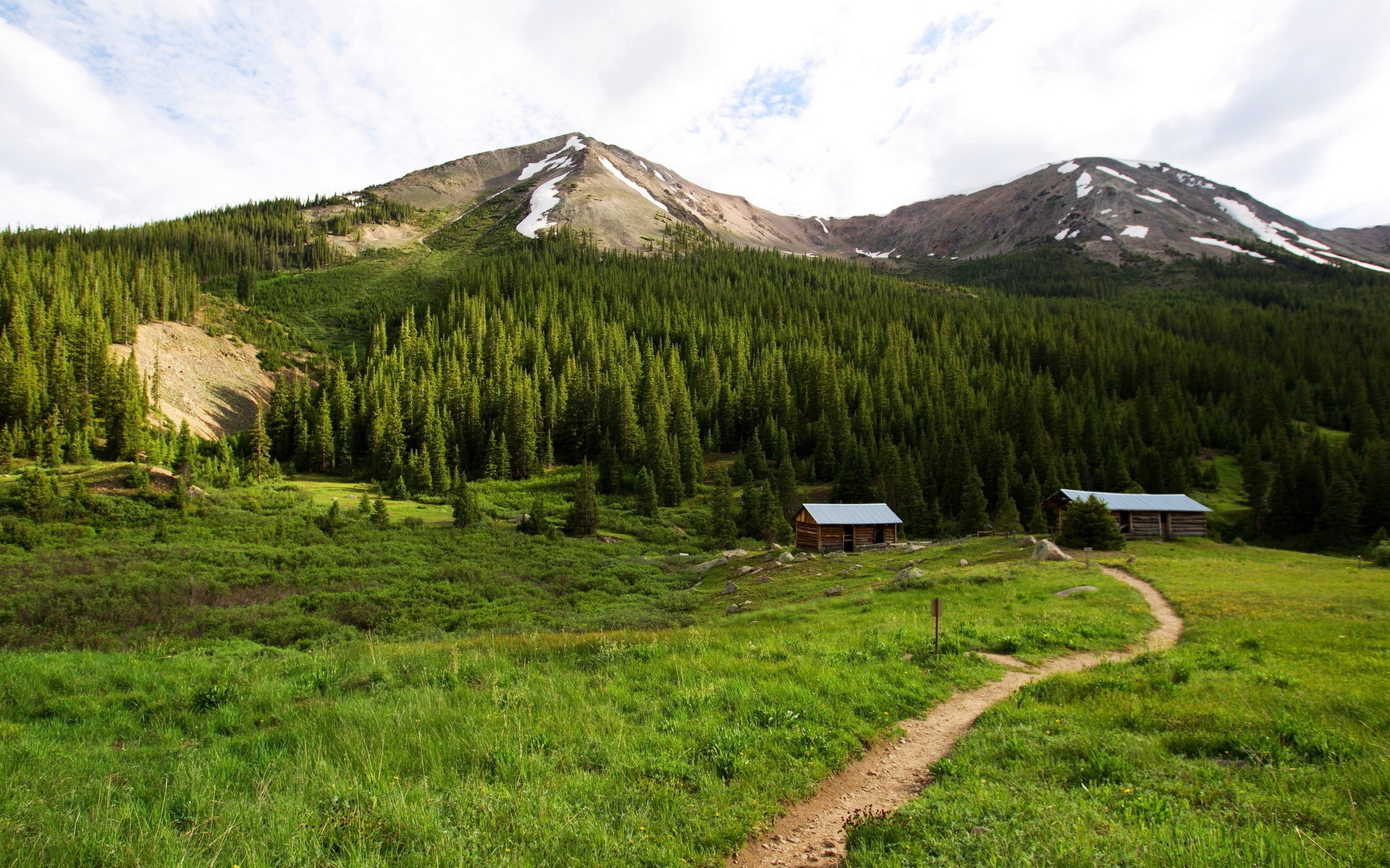 Free photo The path leading to the houses in the mountains.