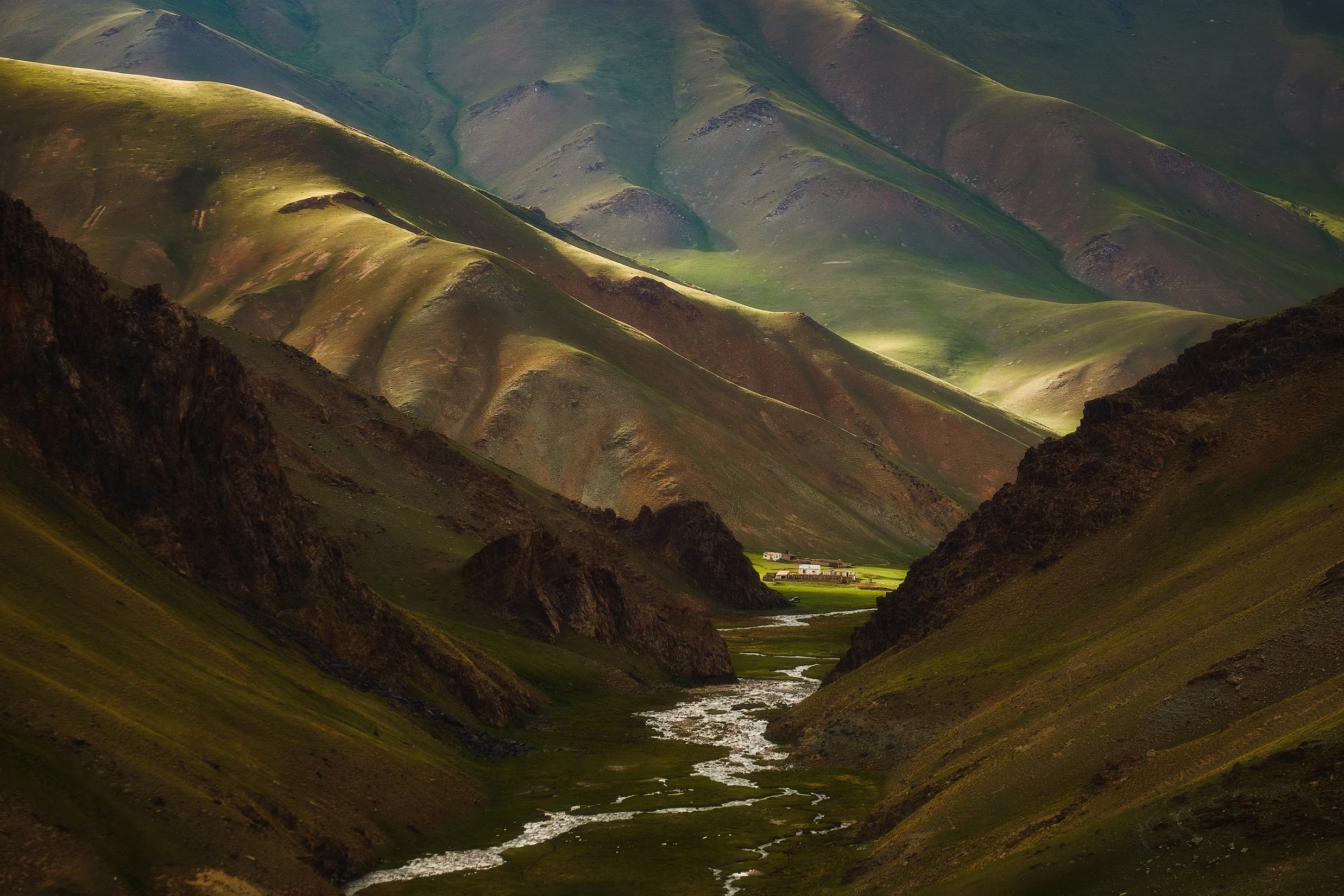 Free photo Shepherd`s fold in the valley of the river Tash Rabat