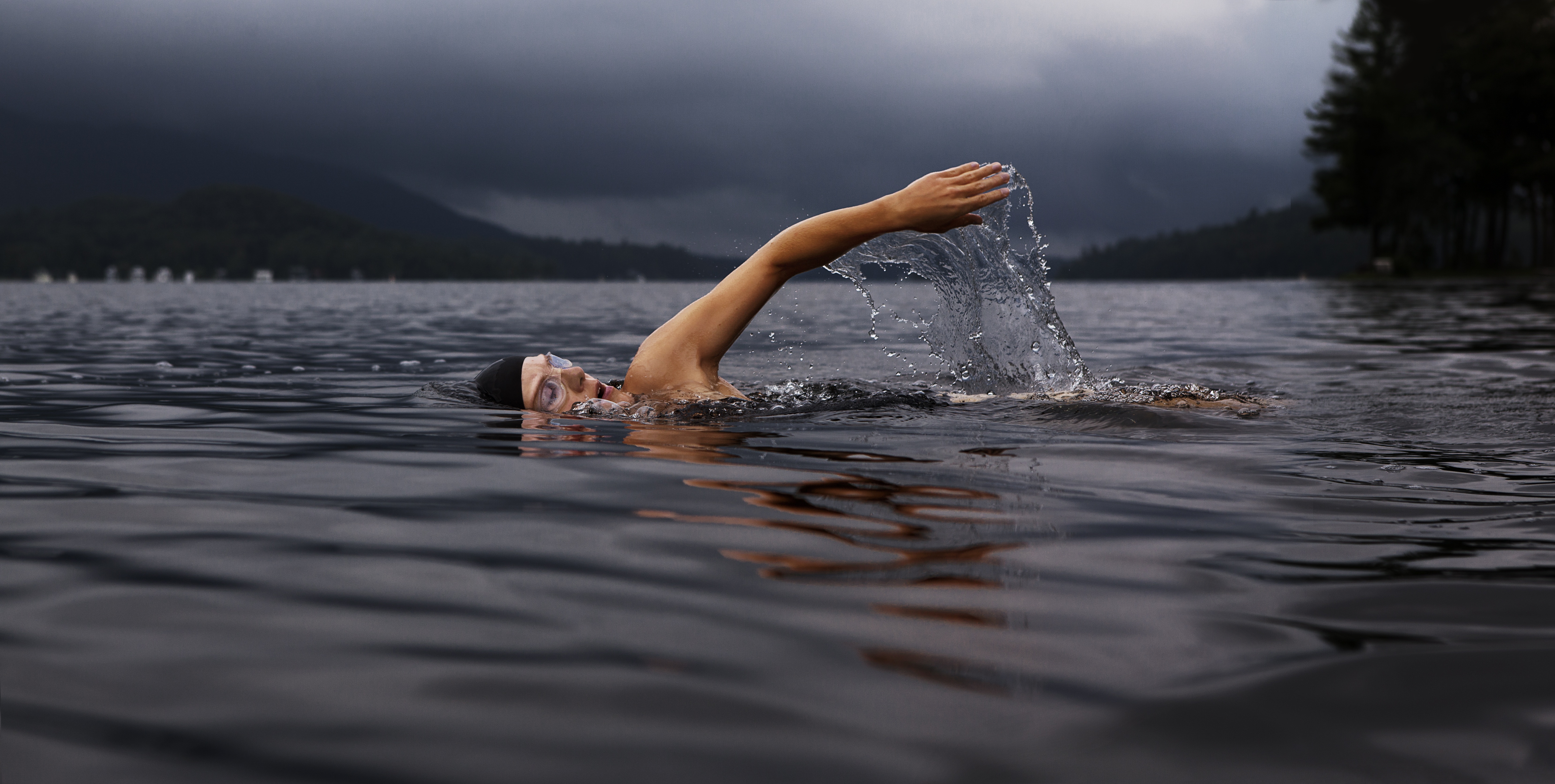 Free photo Swimmer at dusk