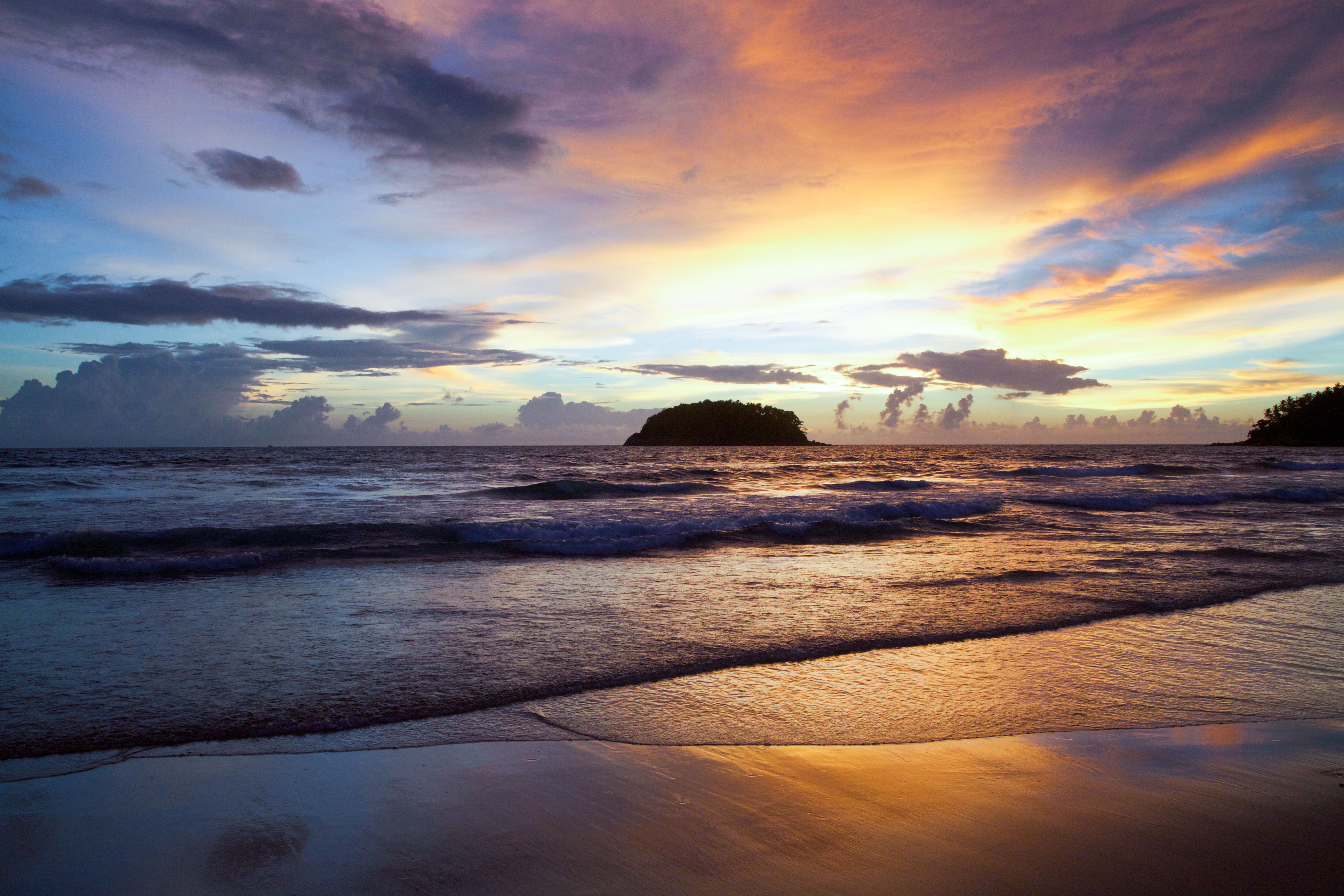 Free photo Early morning with sunrise on the beach of the sea