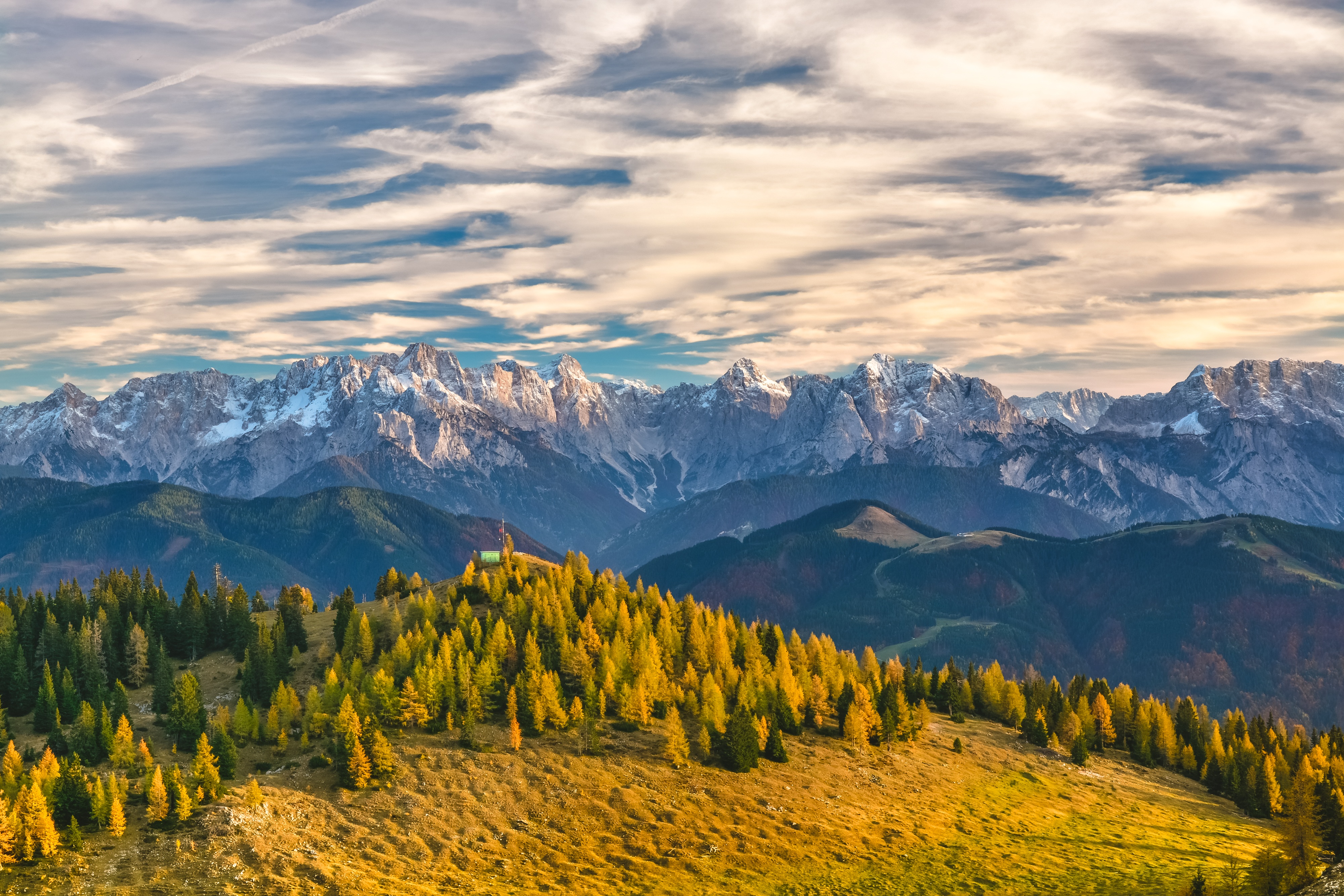 Free photo Good morning with stunning fall scenery in the mountains