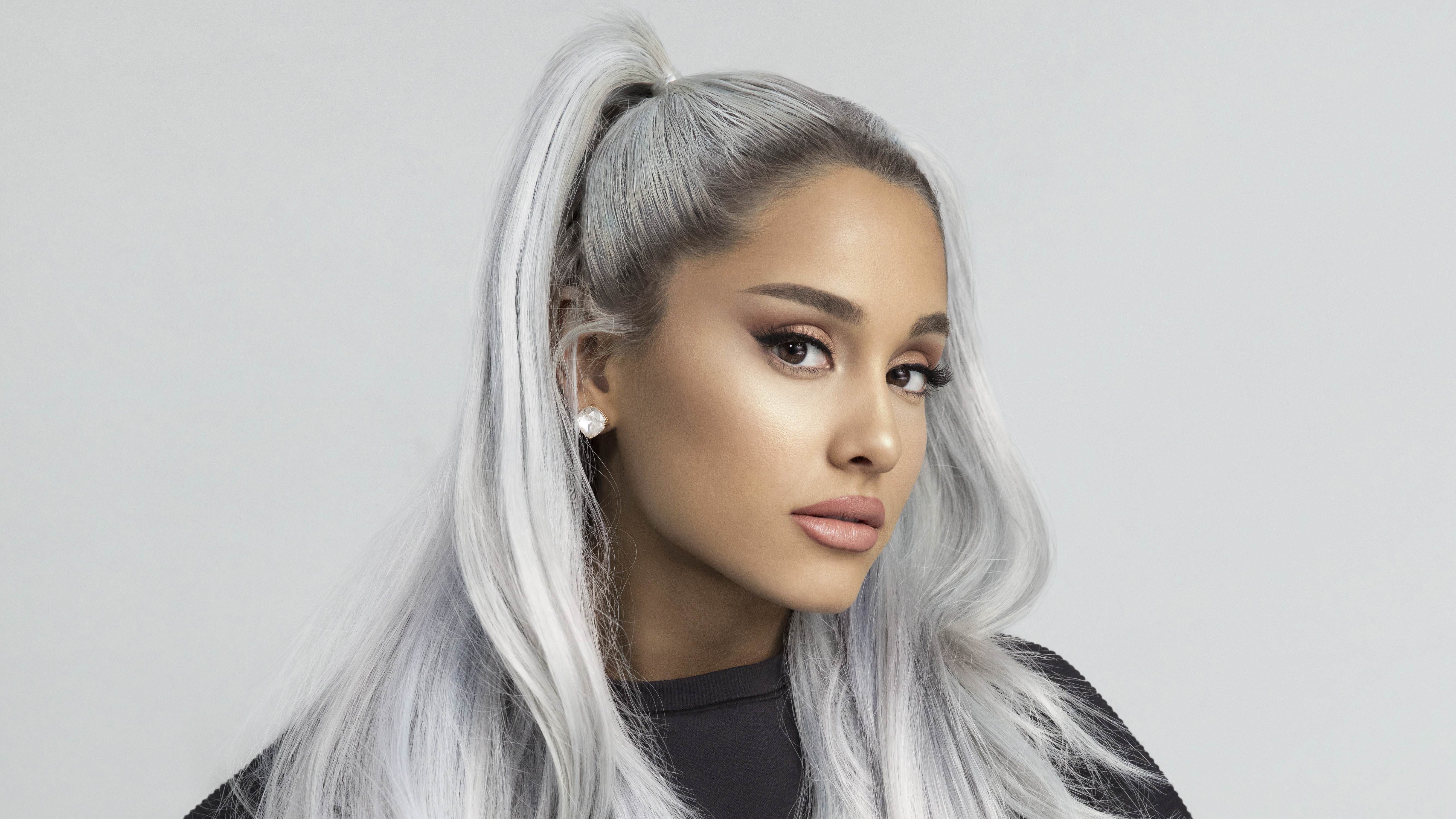 阿丽亚娜-格兰德（Ariana Grande）的灰白色头发。