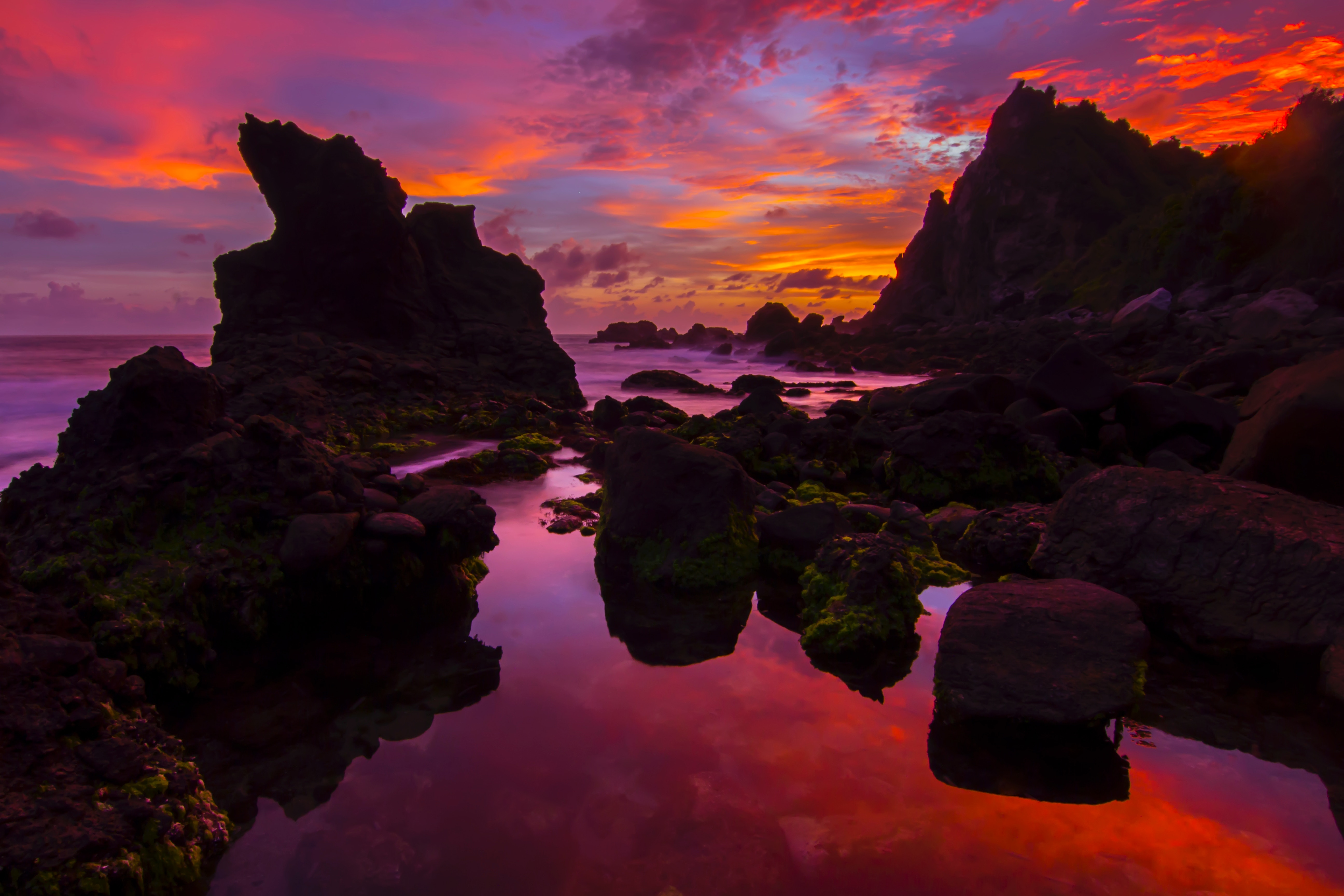 免费照片傍晚时分，日落在岩石海岸线上