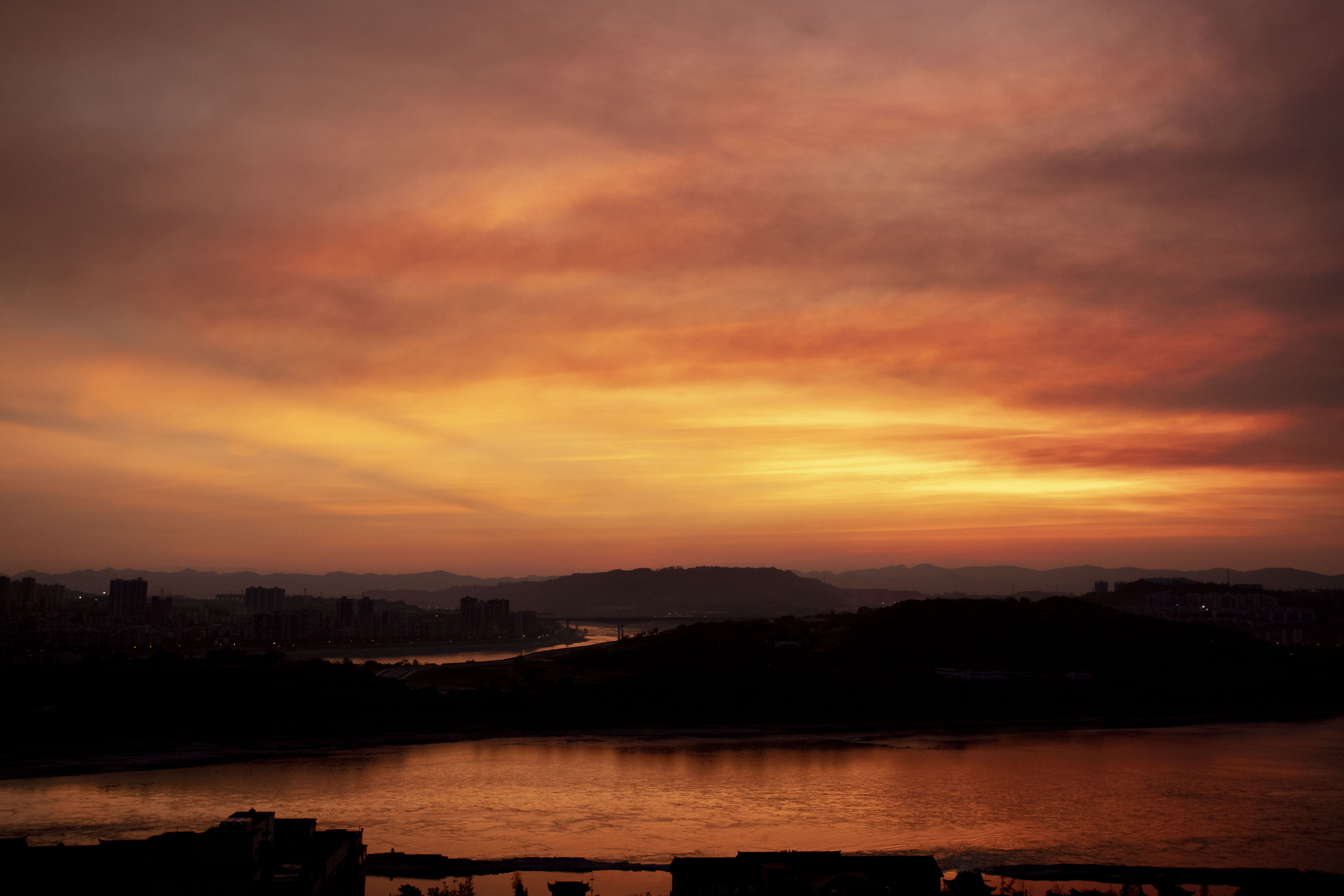 Горящие облака и сияние заката