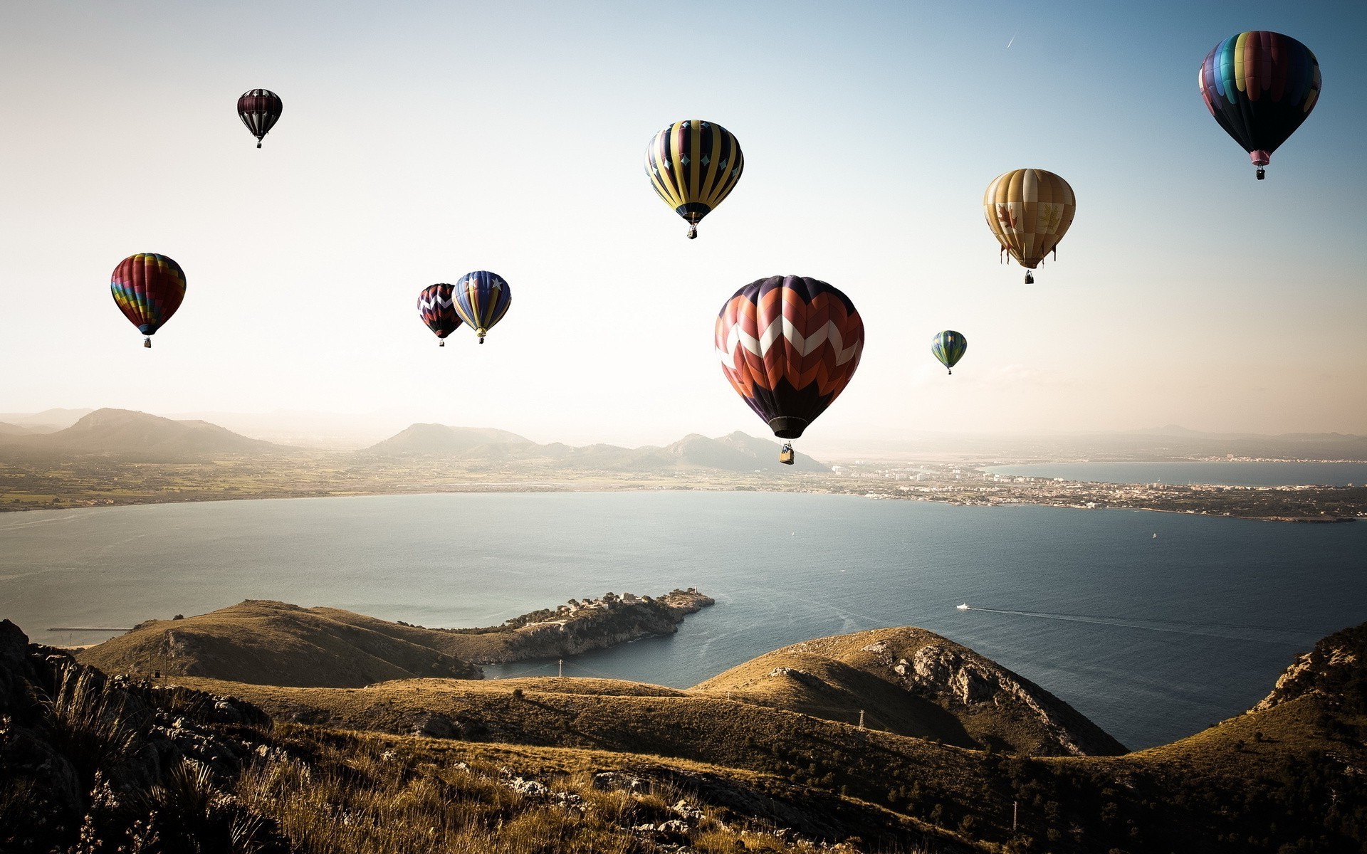 Free photo Balloons flying over the sea.