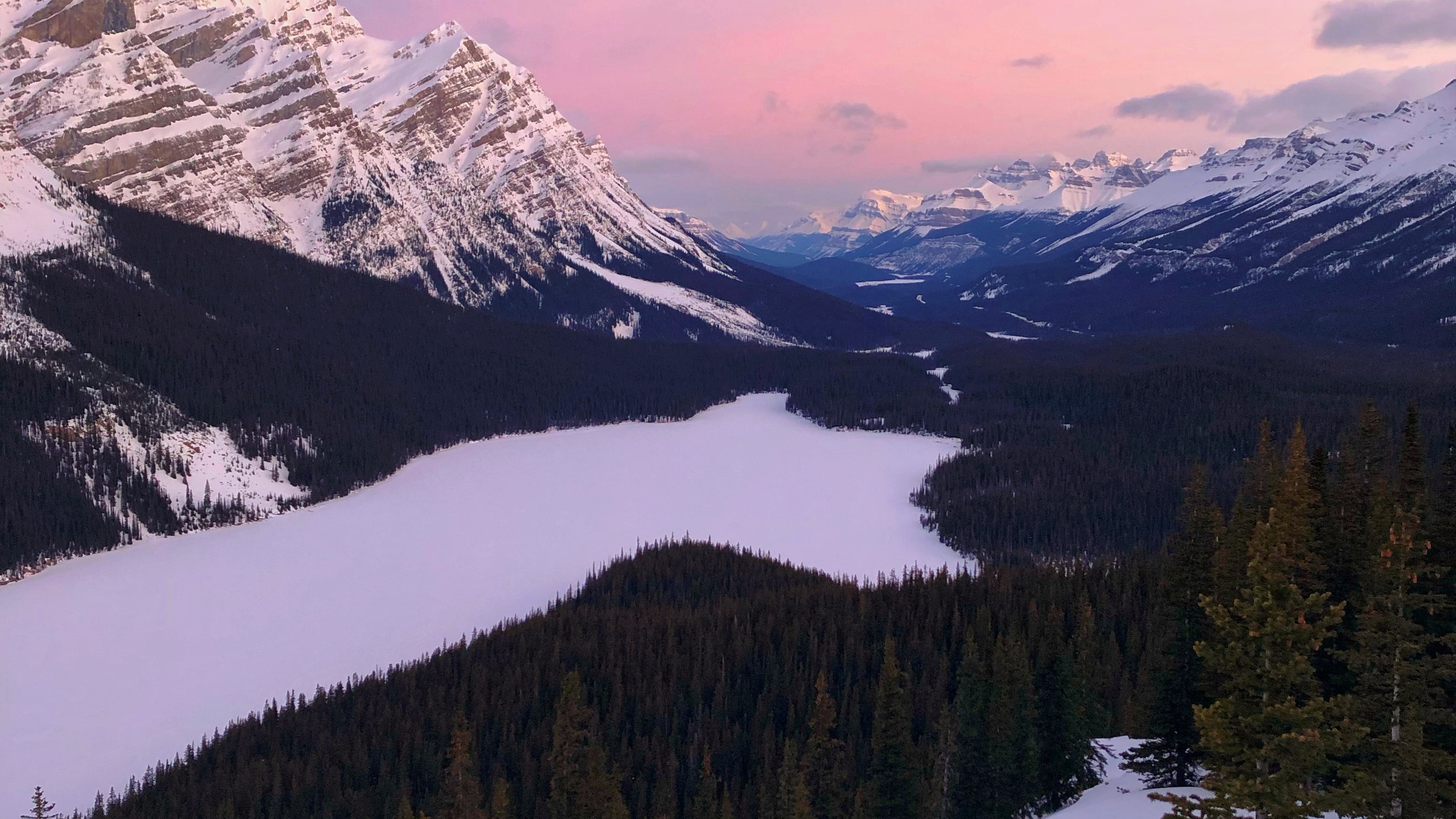 Free photo A frozen lake in the mountains