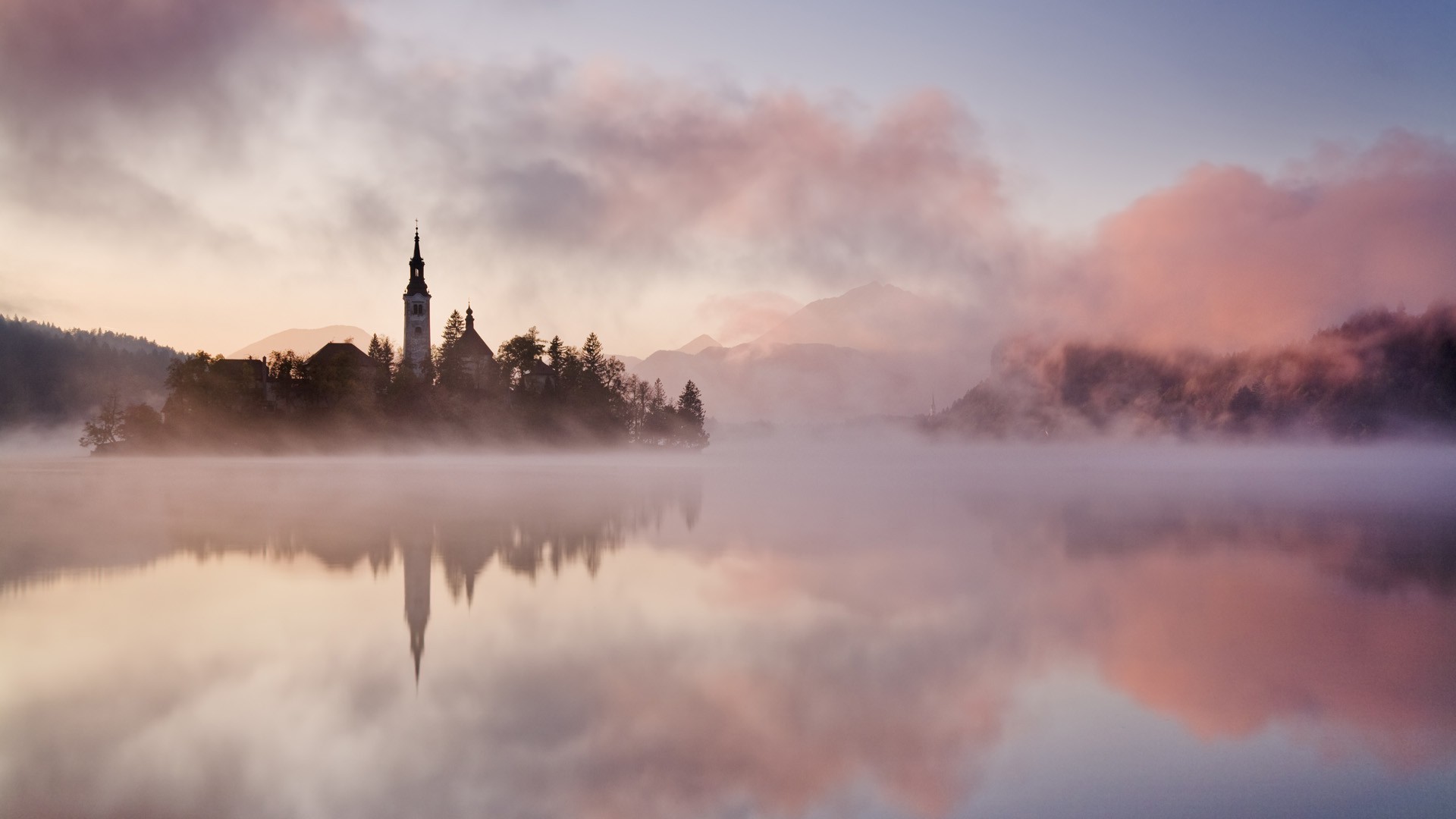 Free photo Foggy evening on the river