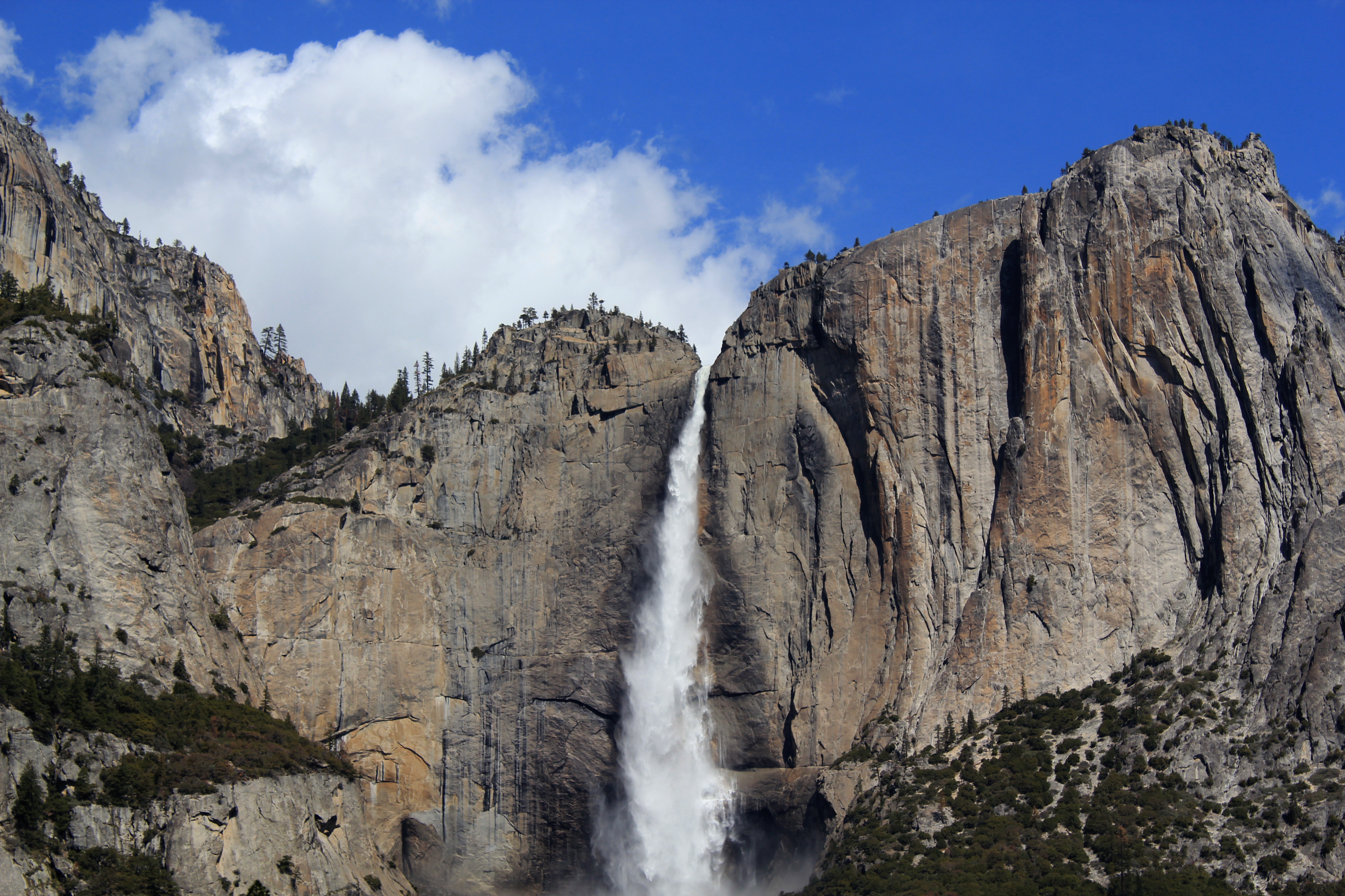 Free photo The waterfall from the big mountain