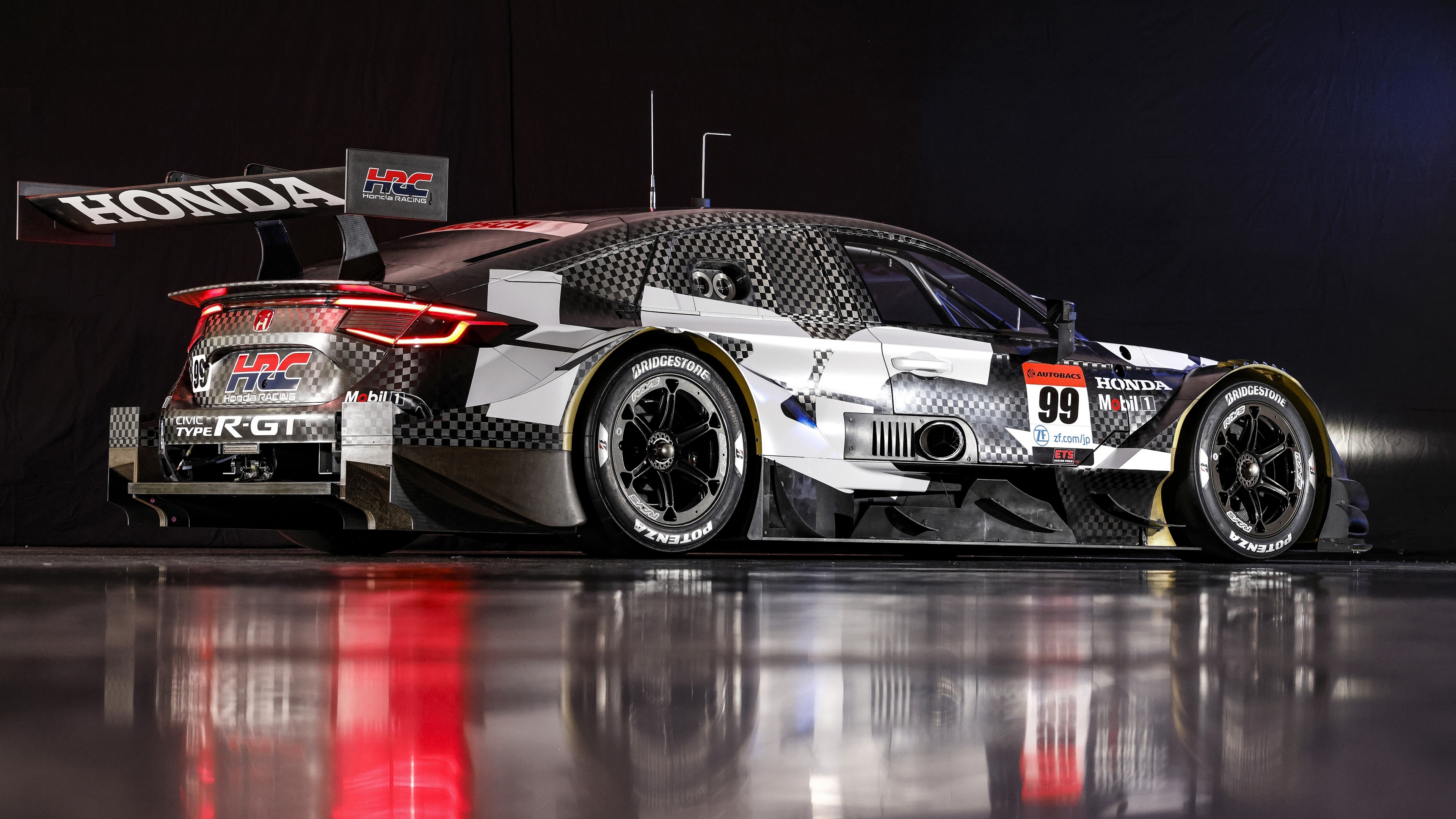 Бесплатное фото Гоночный автомобиль в гараже