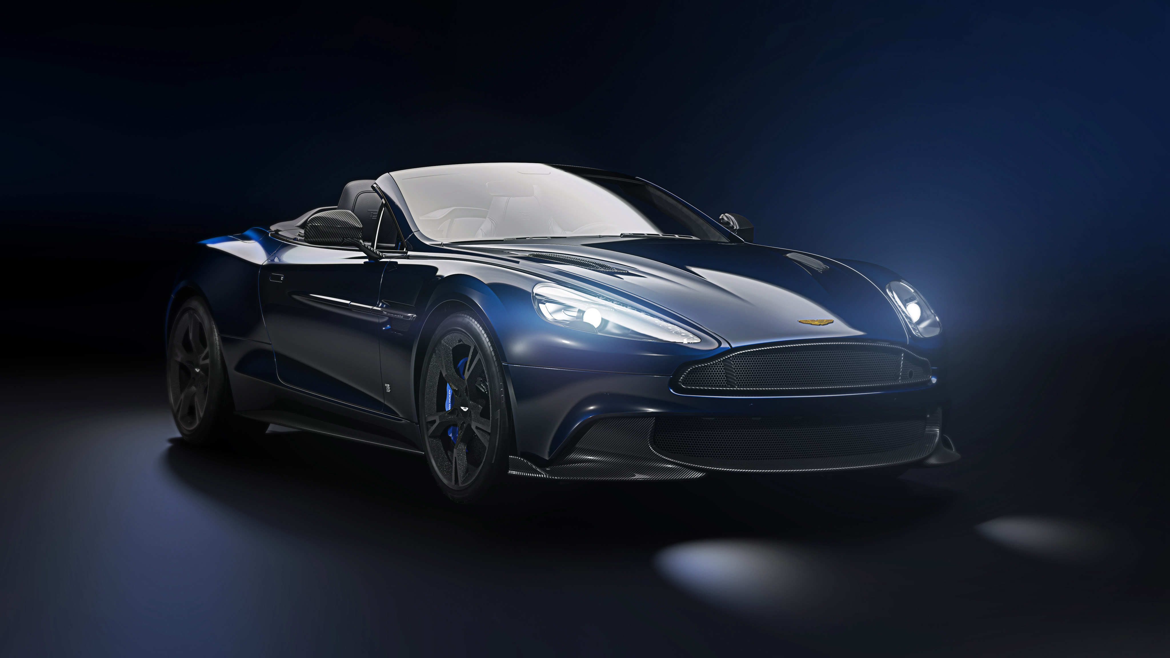 Бесплатное фото Черная машина Aston Martin Vanquish в кузове кабриолет купе