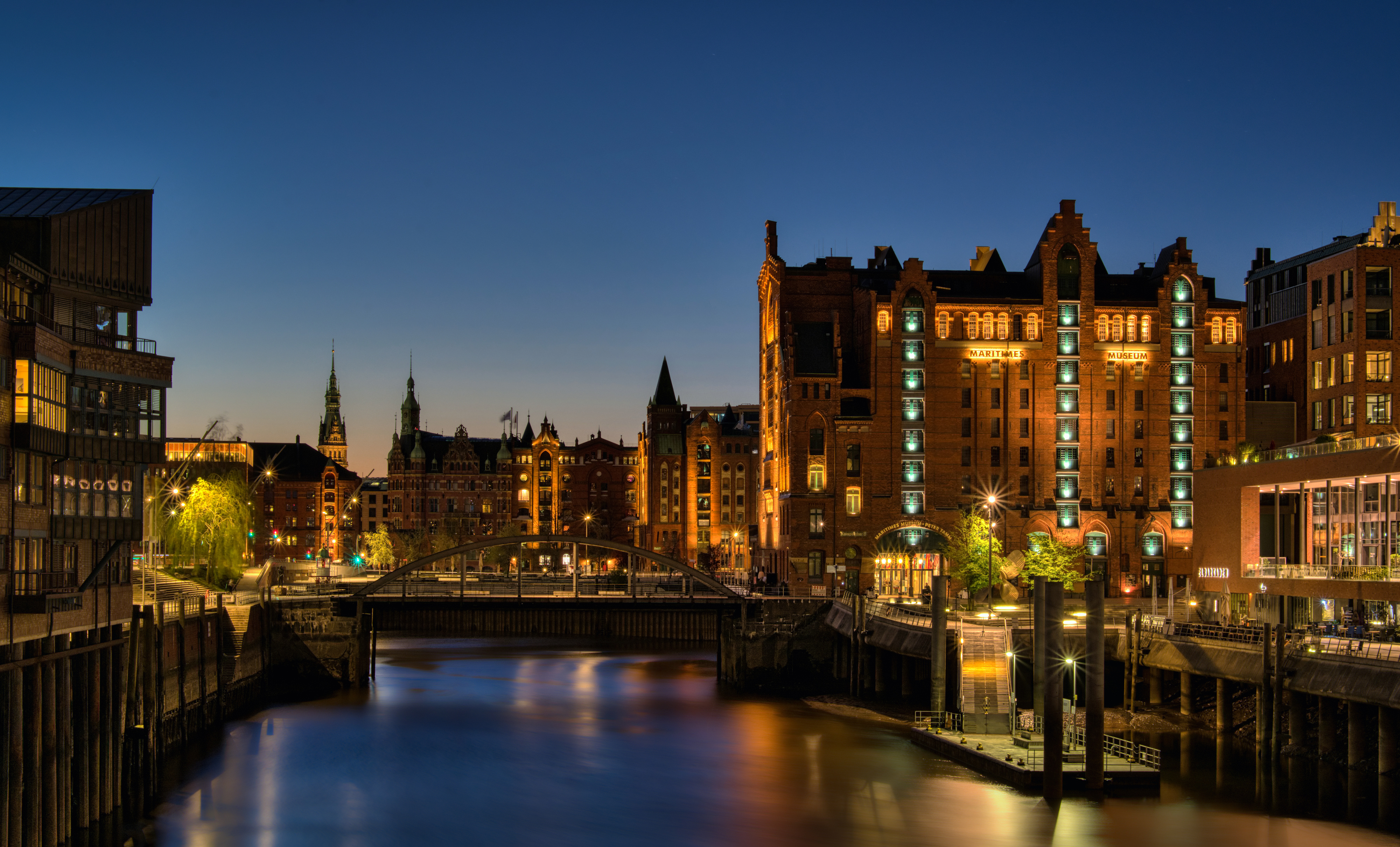 Wallpapers cities rays of light hamburg on the desktop