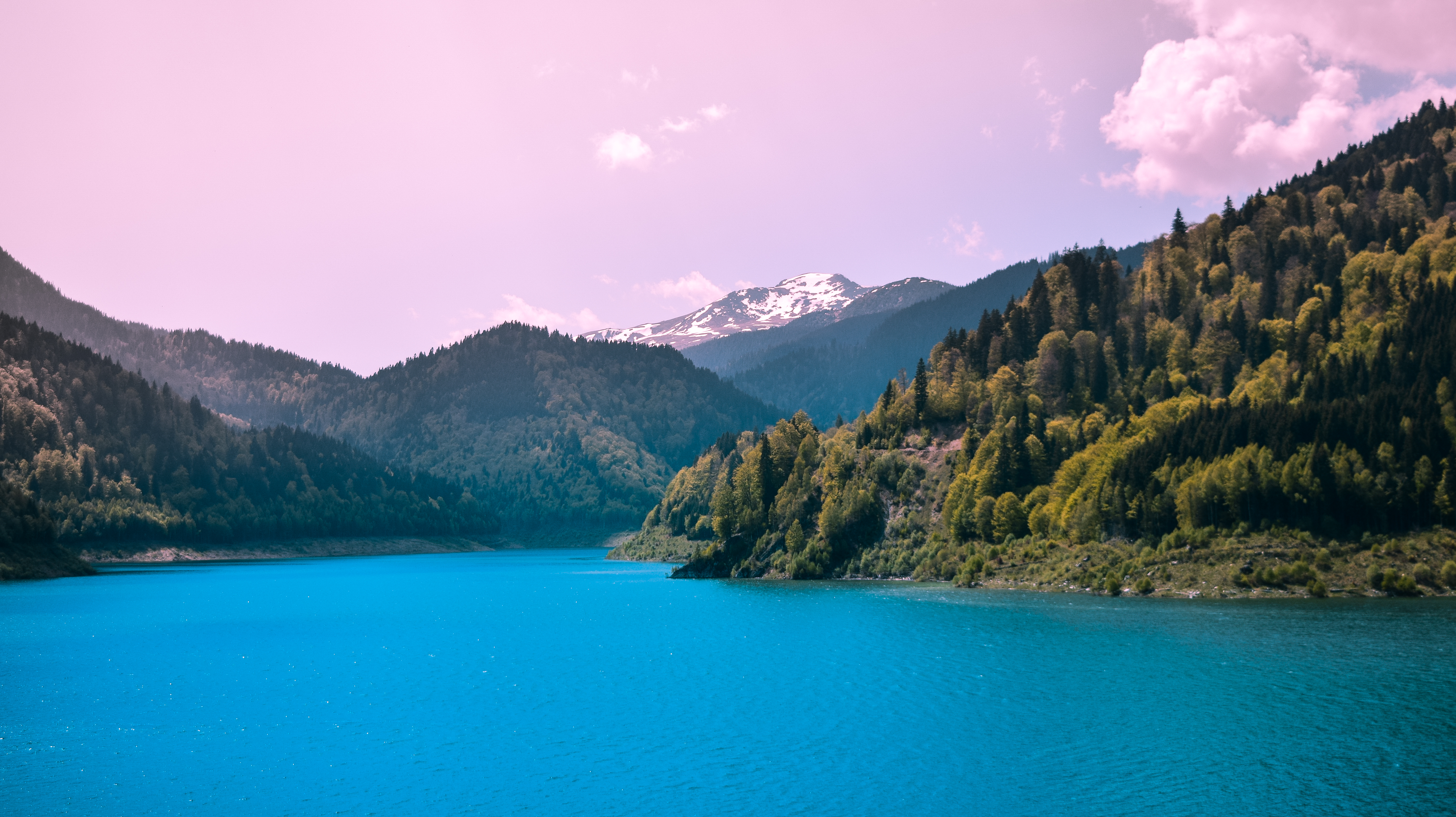 Free photo A river of blue water