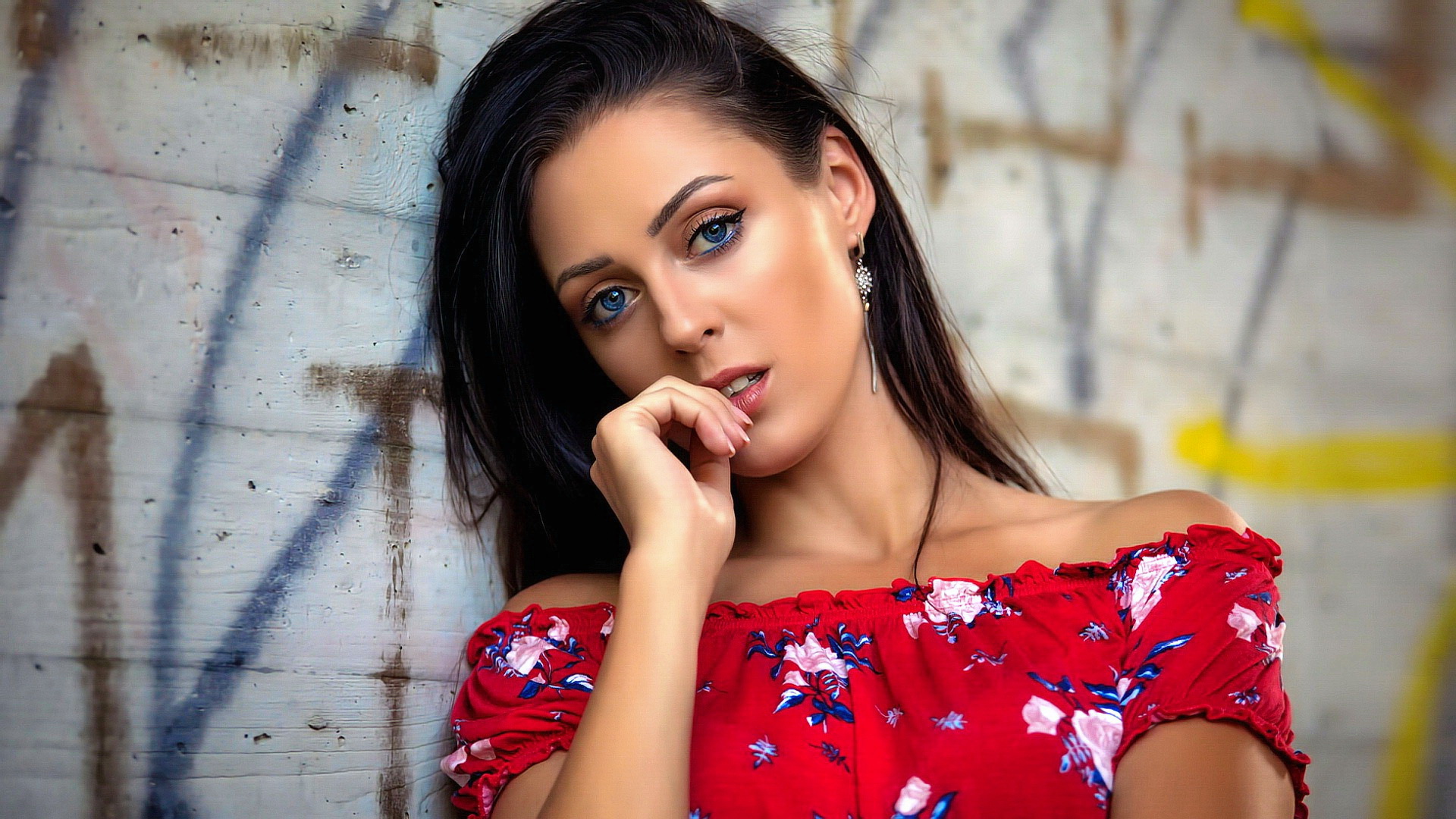 Free photo Photo of a girl at the wall