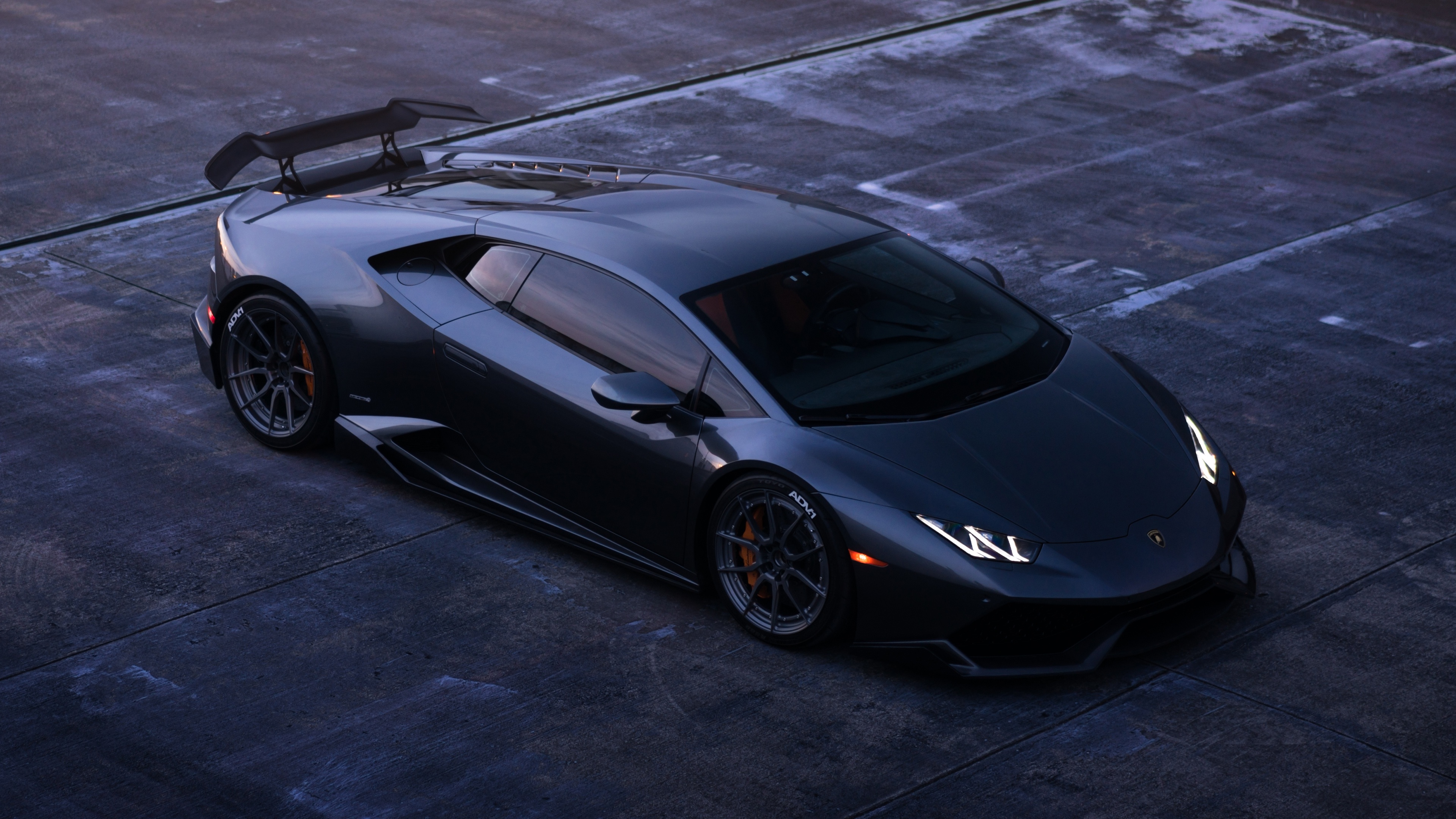 Free photo black austere Lamborghini Huracan front view