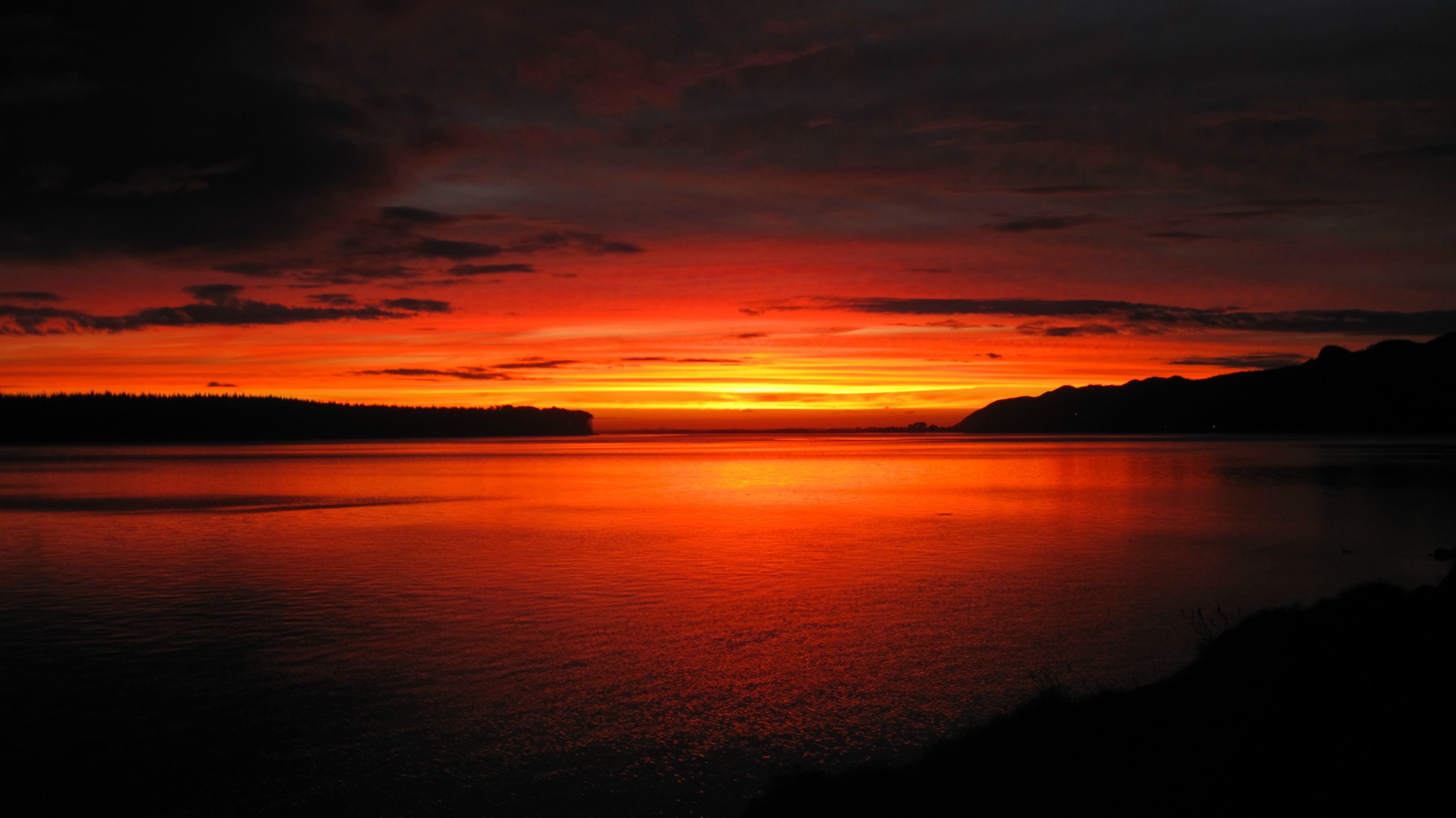 Free photo Sunset on a lake with a dark sky