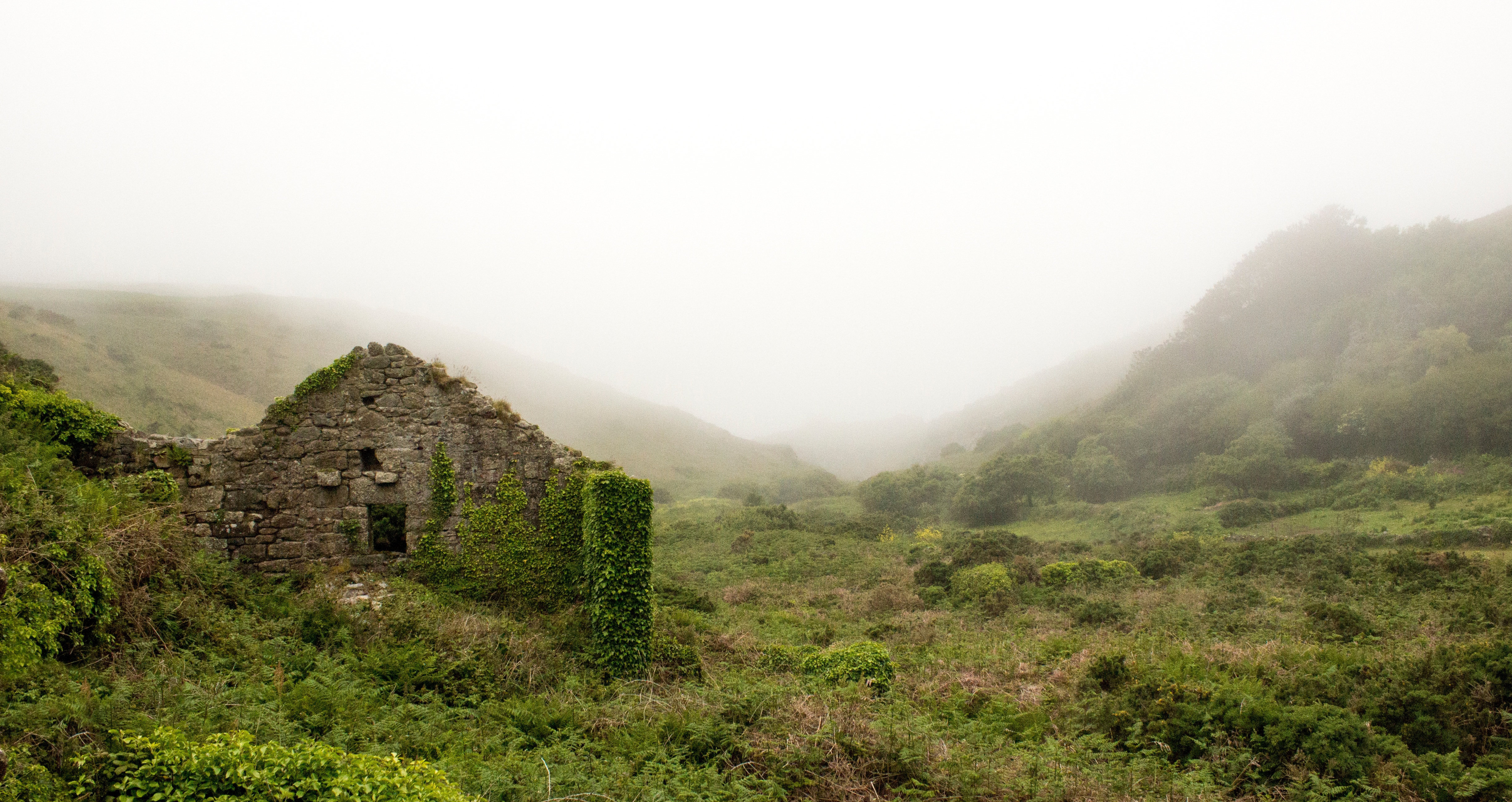 Free photo Ruins of a stone house in the valley of the hill