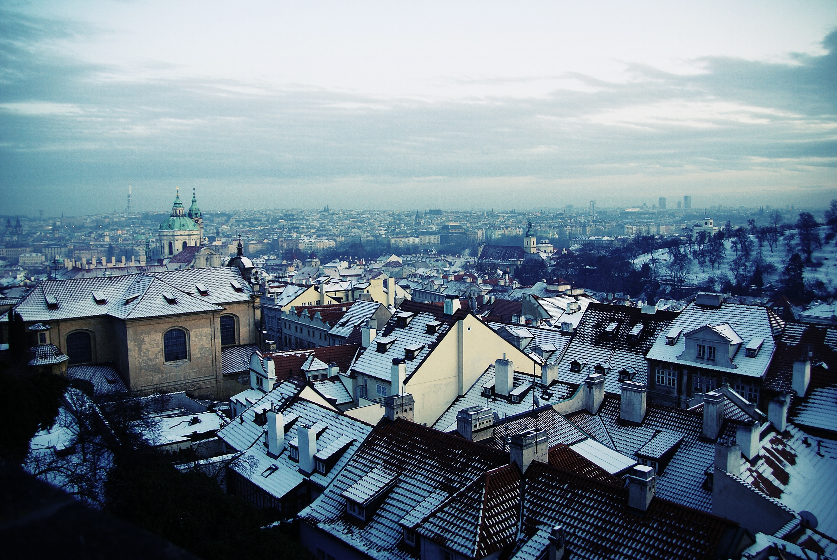 Free photo The rooftops of an autumn city
