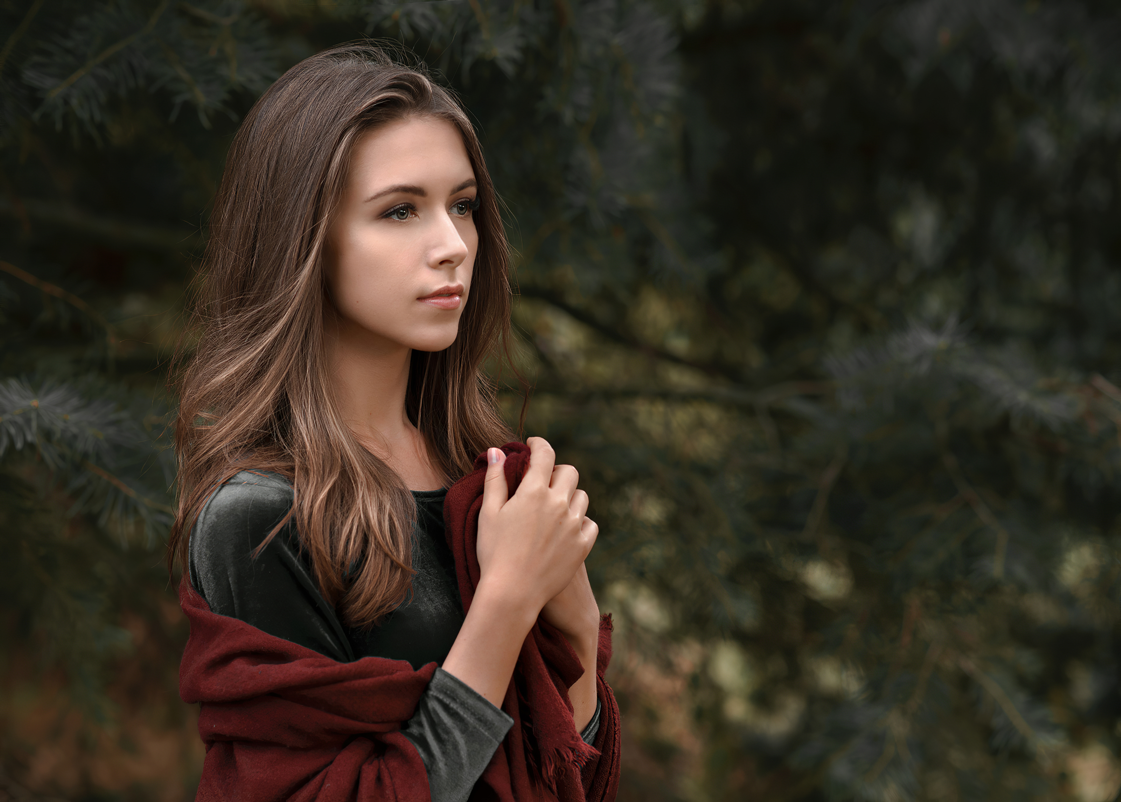 Free photo A brown-haired woman with long hair in a black dress