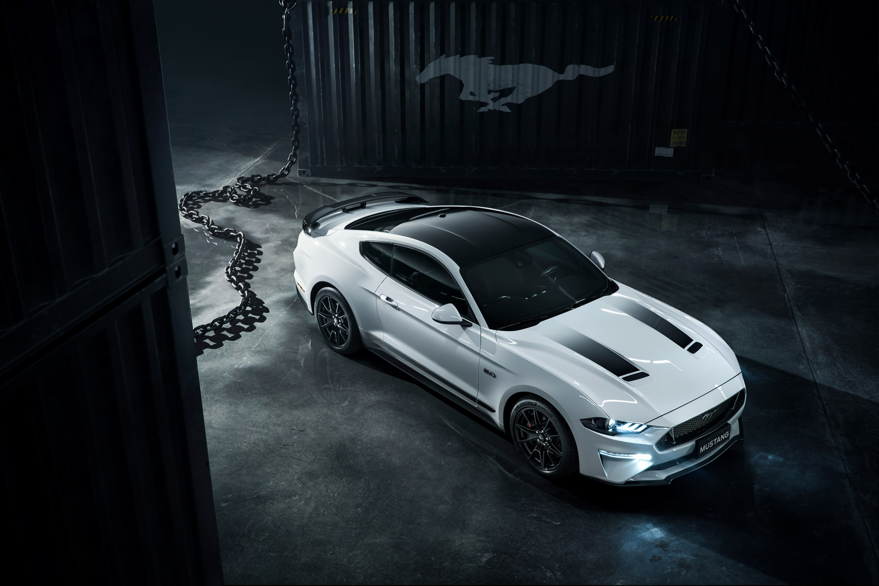 Free photo A white Ford Mustang in the dark.