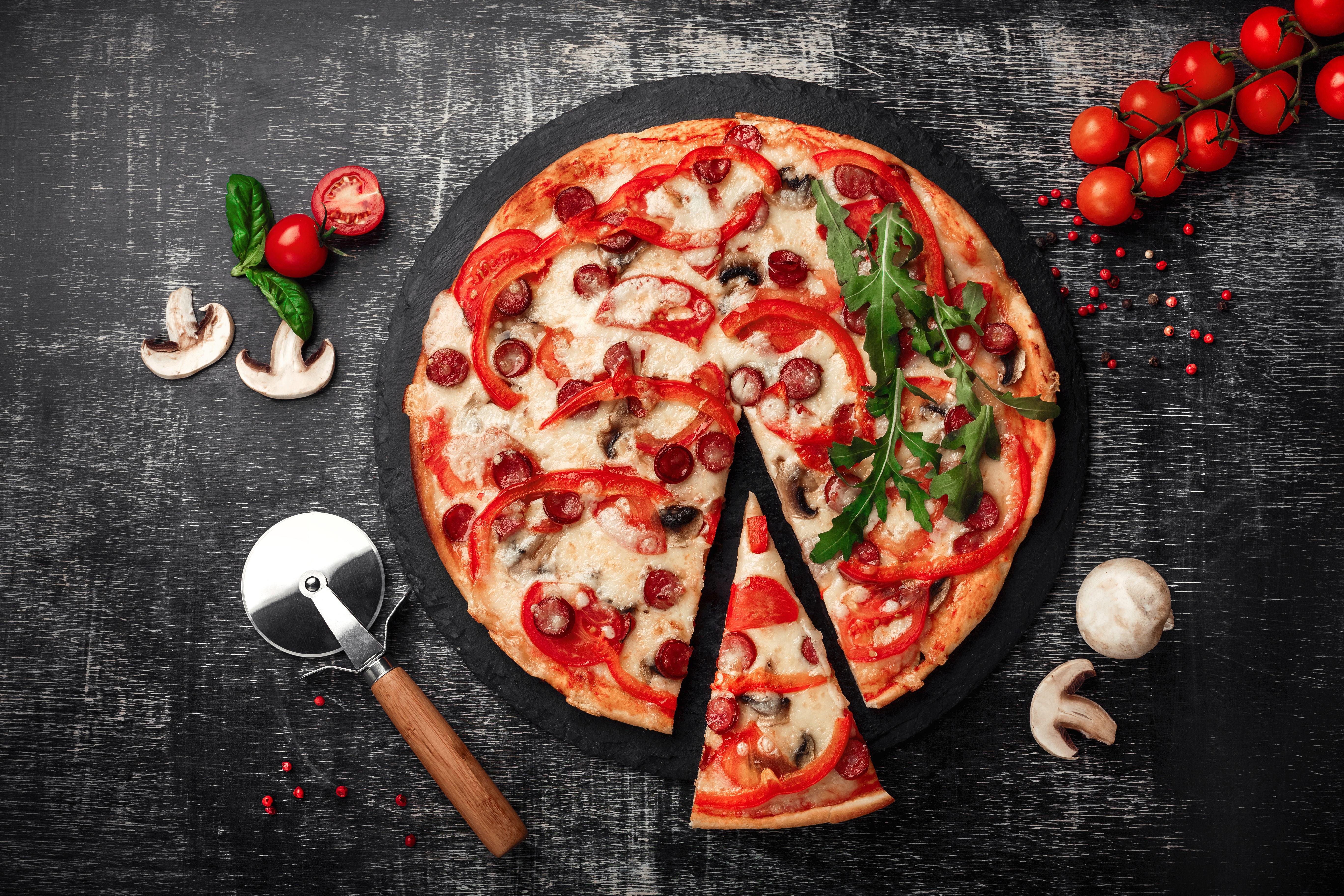 Free photo Vegetable pizza with cheese