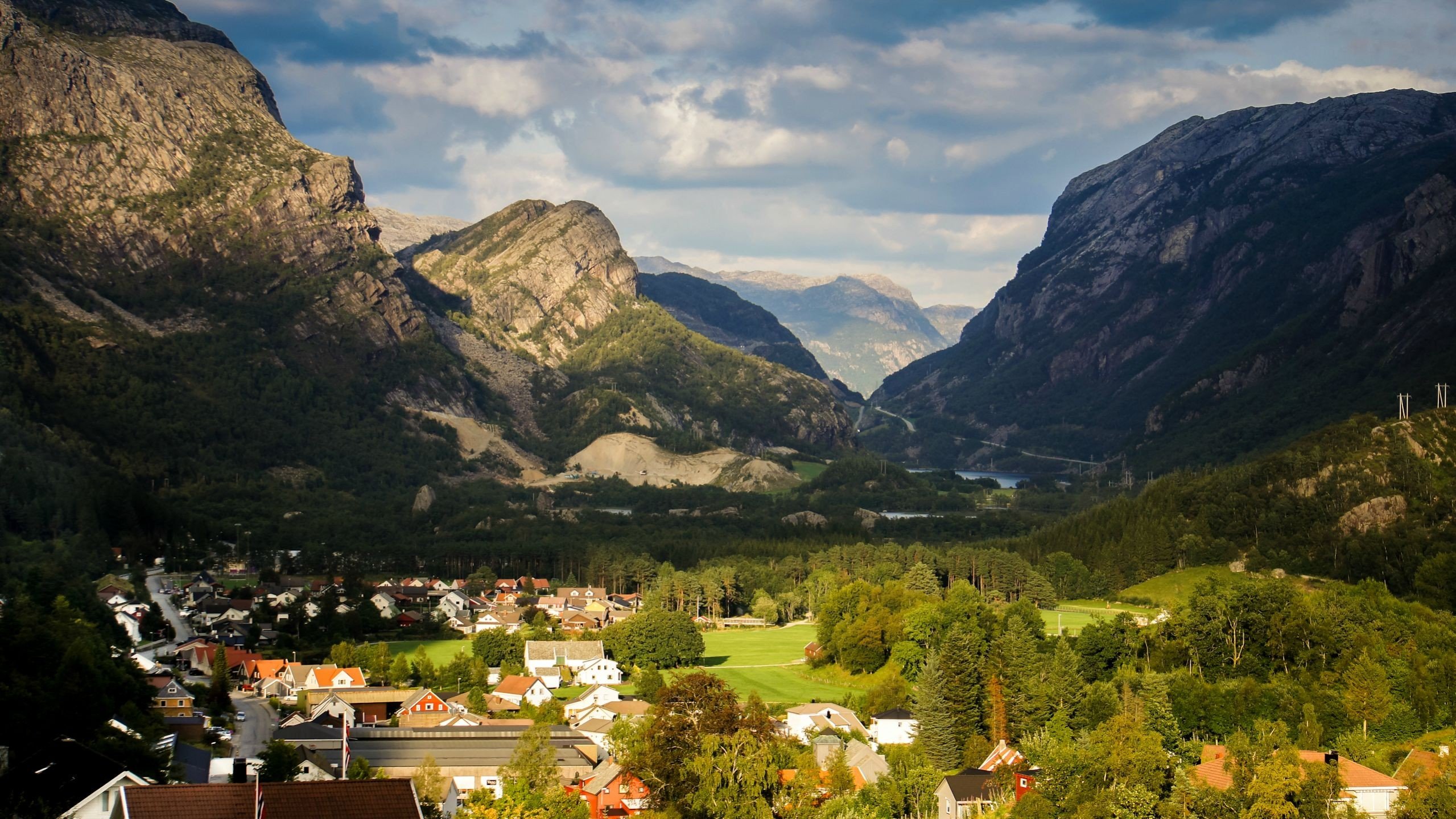 Free photo A village in the mountains of Norway