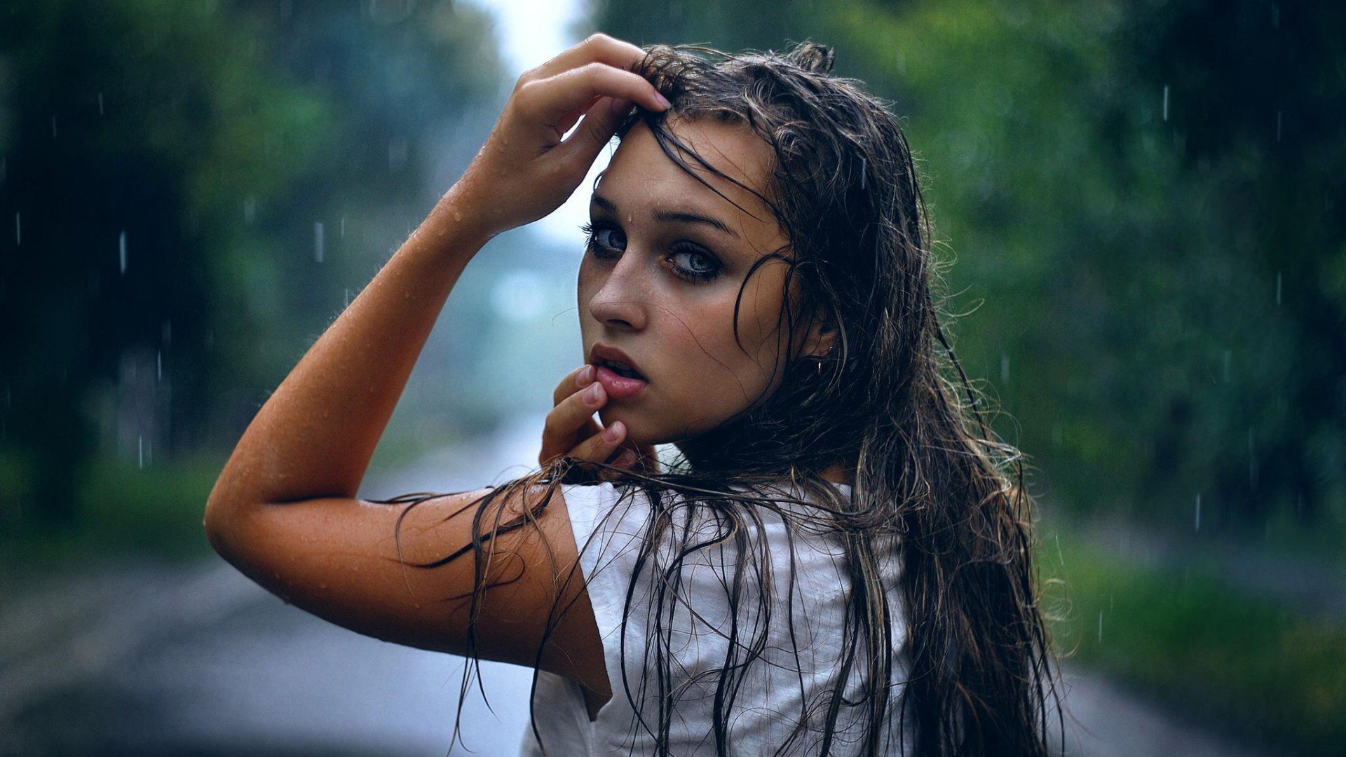 桌面上的壁纸女孩 雨水 可悲