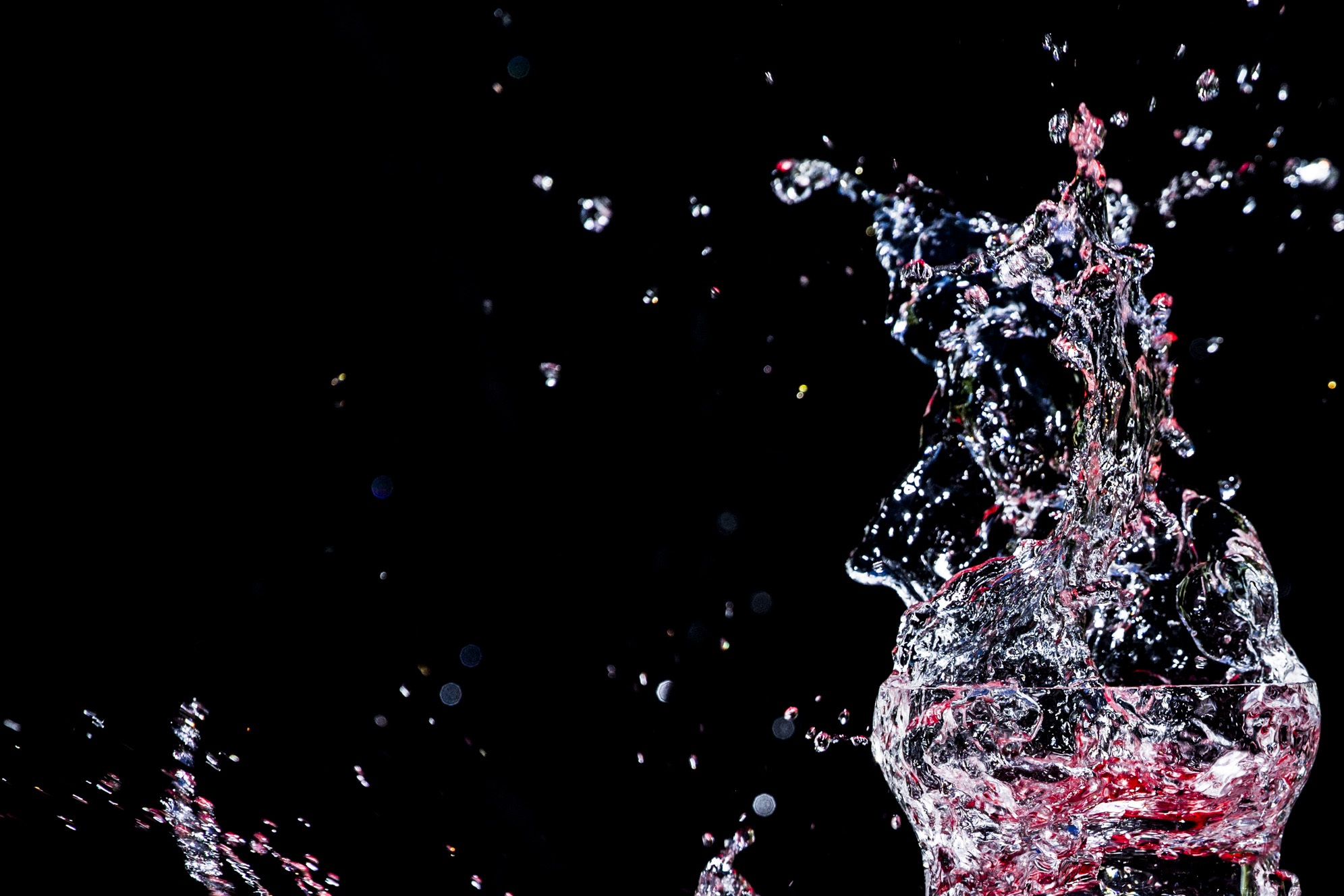 Free photo A splash of clear water in a vase