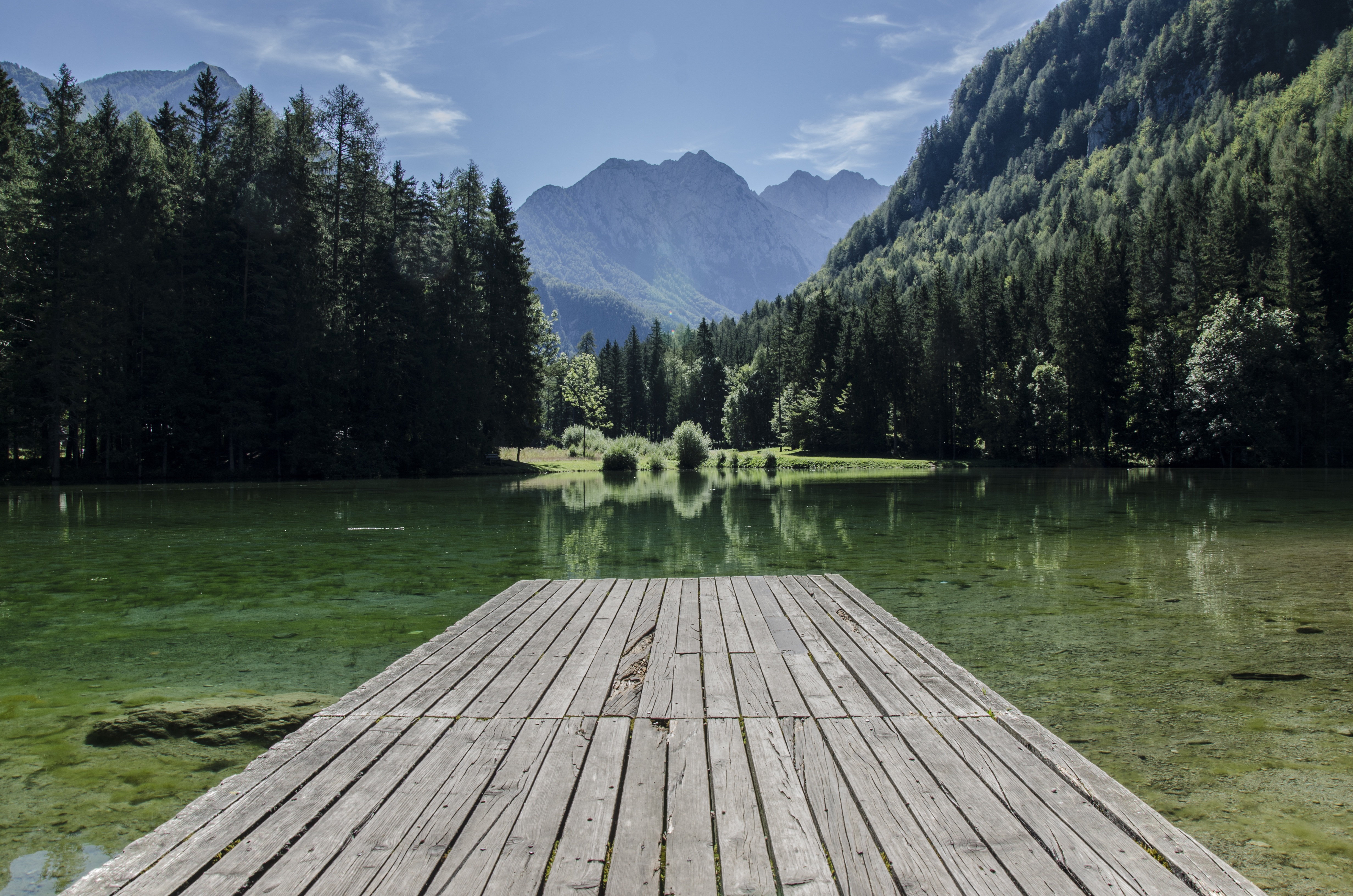 Free photo A pier on a lake on a mountain ridge in the wilderness