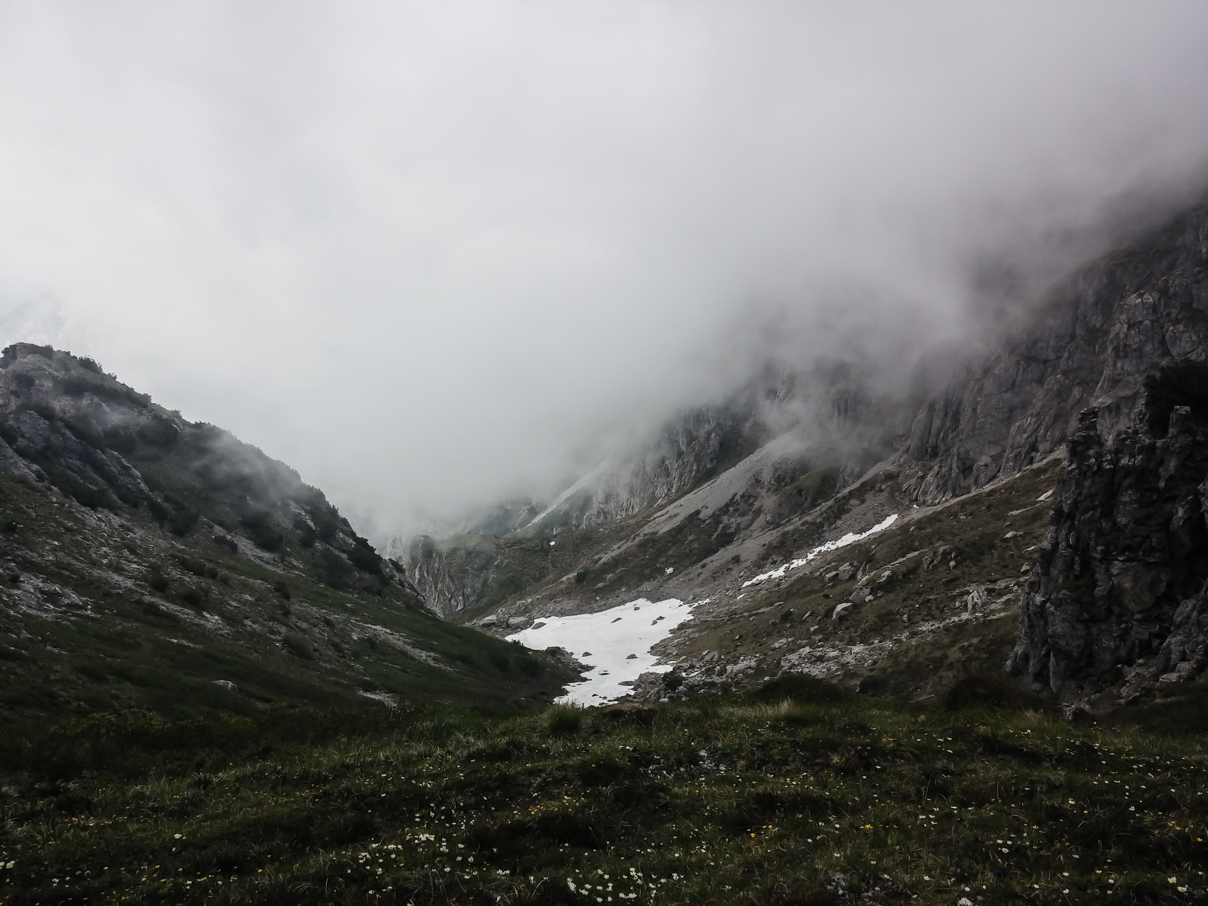 Free photo Gloomy weather in the mountains with fog