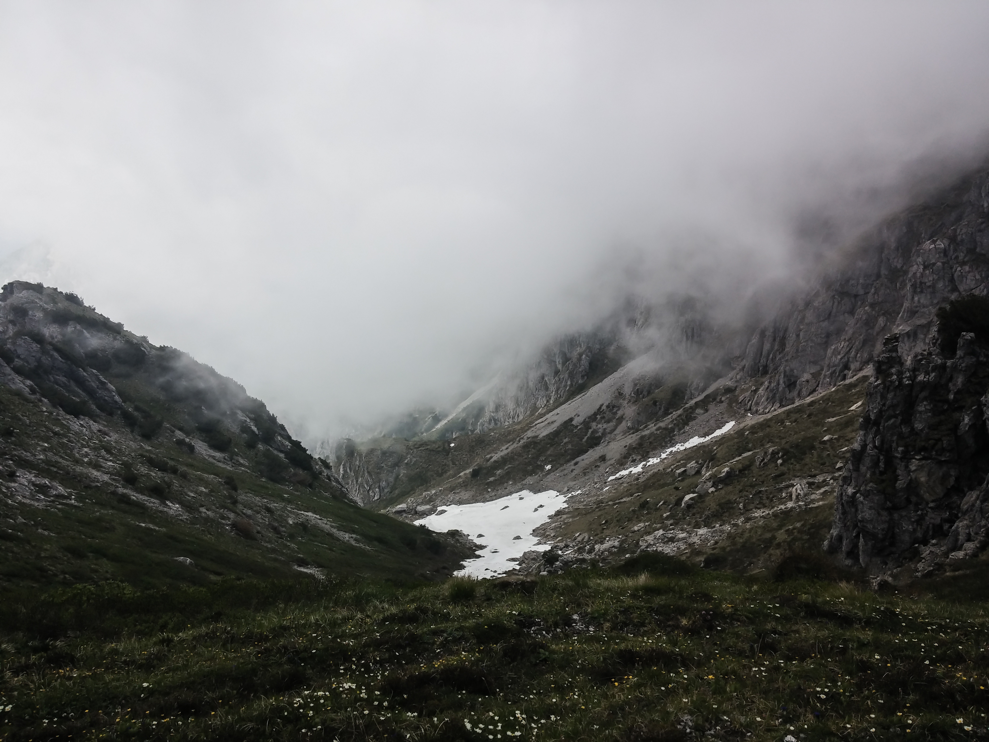 Бесплатное фото Мрачная погода в горах с туманом