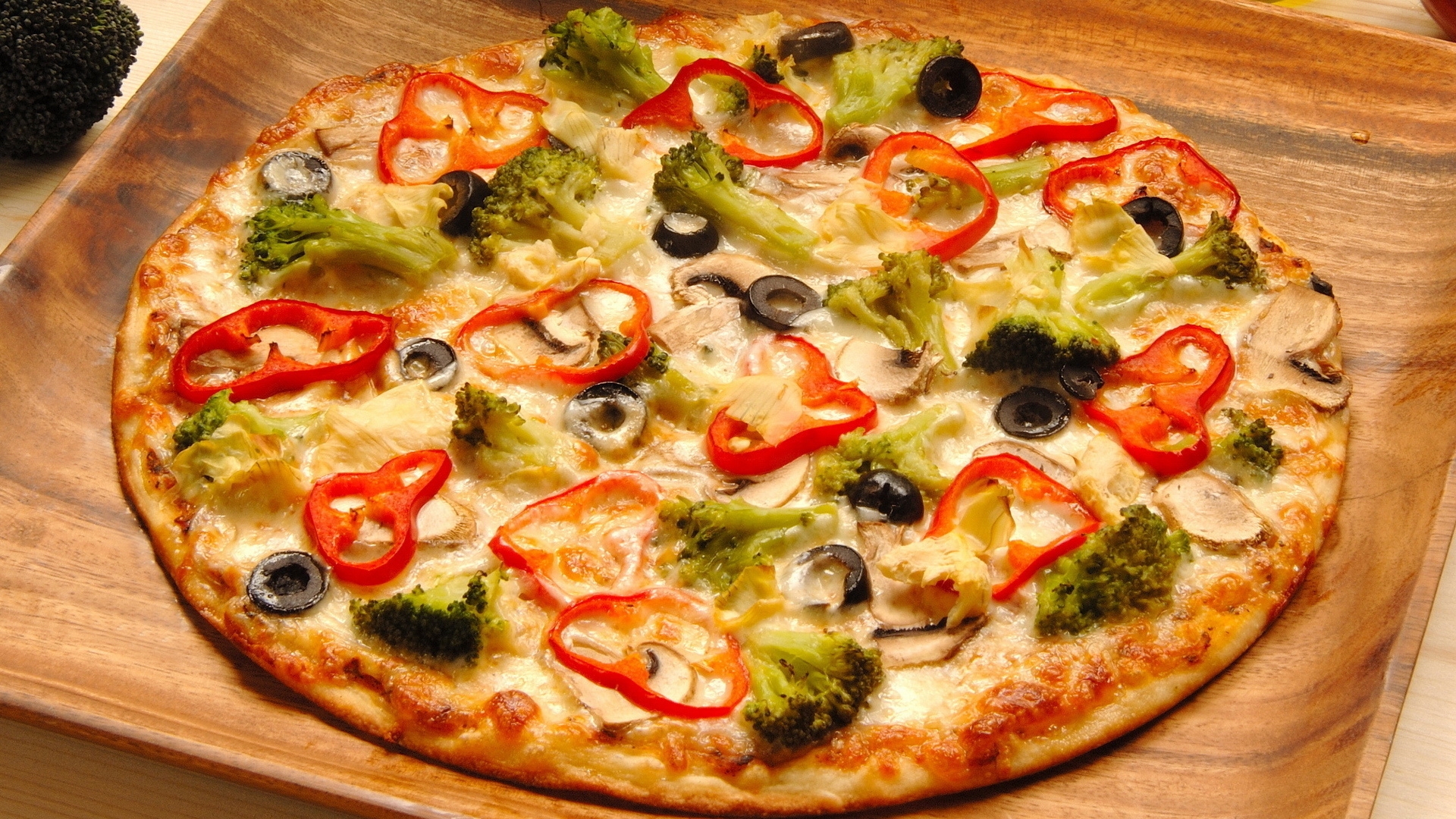 Pizza with broccoli and pepper