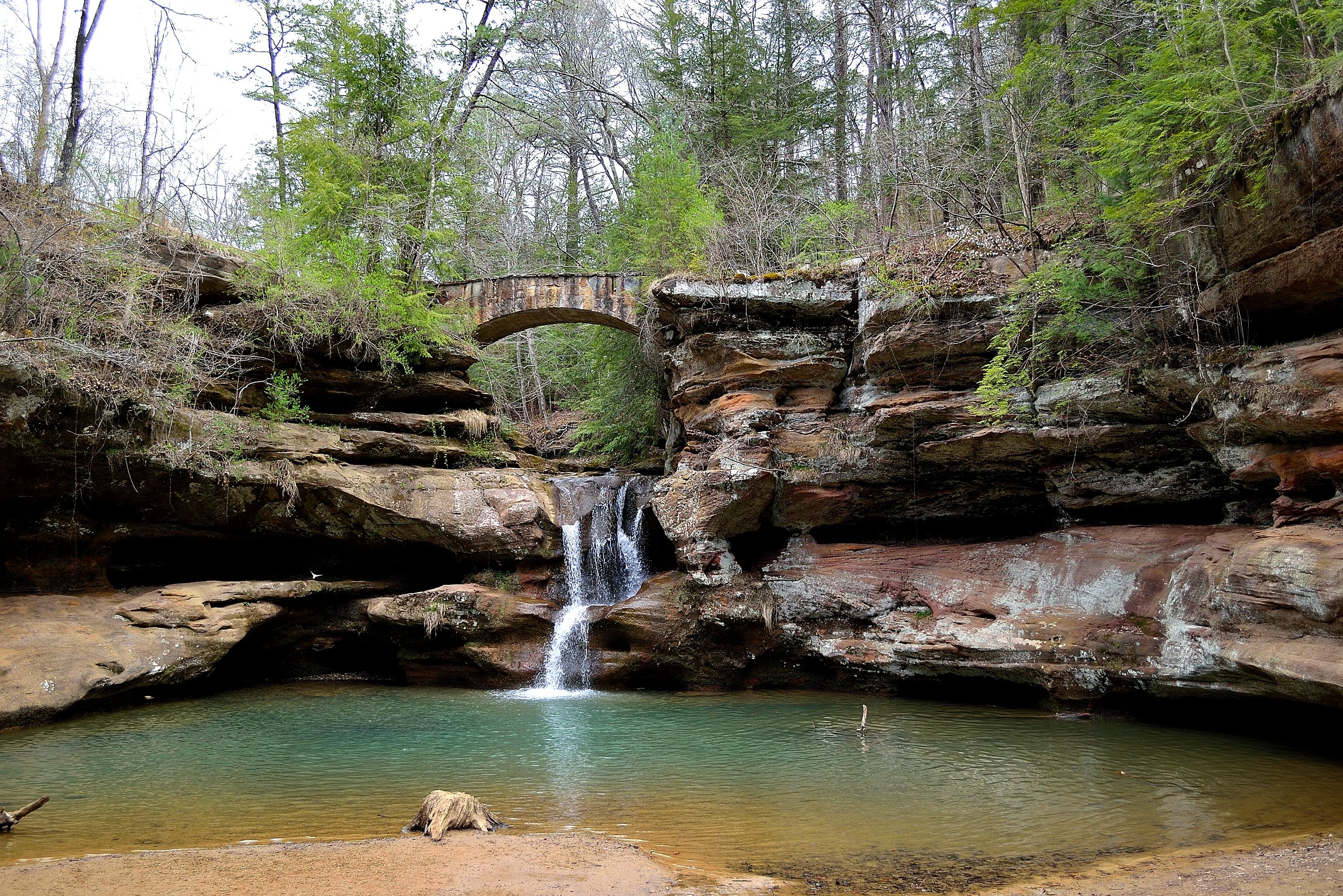 Обои водопад в пещере Старика Хокинг Hills State Park штат Огайо на рабочий стол