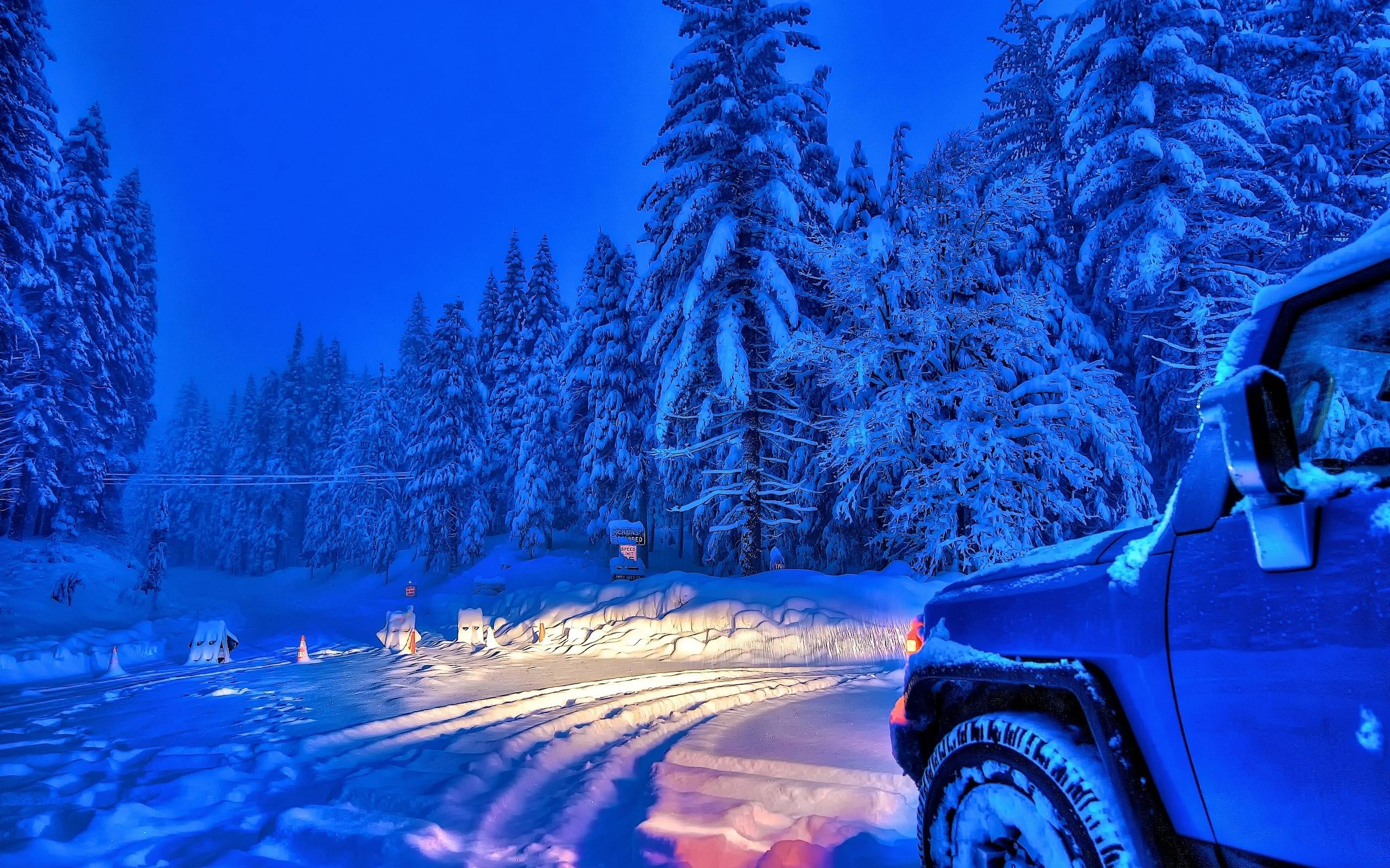 桌面上的壁纸雪堆 晚上 道路